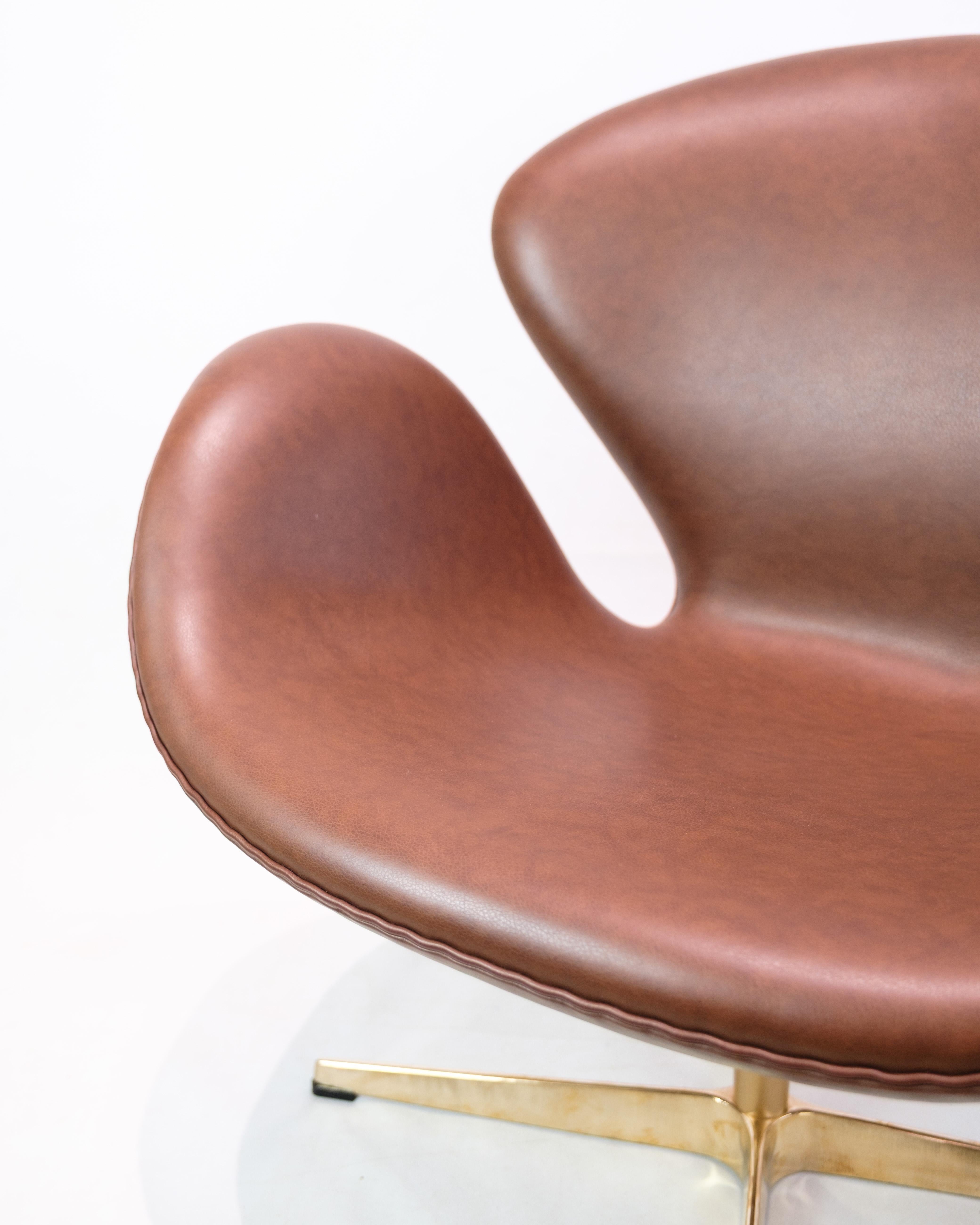 Der Schwan, Modell 3320, hergestellt von Fritz Hansen und entworfen von Arne Jacobsen. Er ist mit hochwertigem braunem Leder bezogen und hat eine originale goldene Säule zum 60-jährigen Jubiläum. Es ist in sehr gutem Zustand.
Abmessungen in cm: H:76