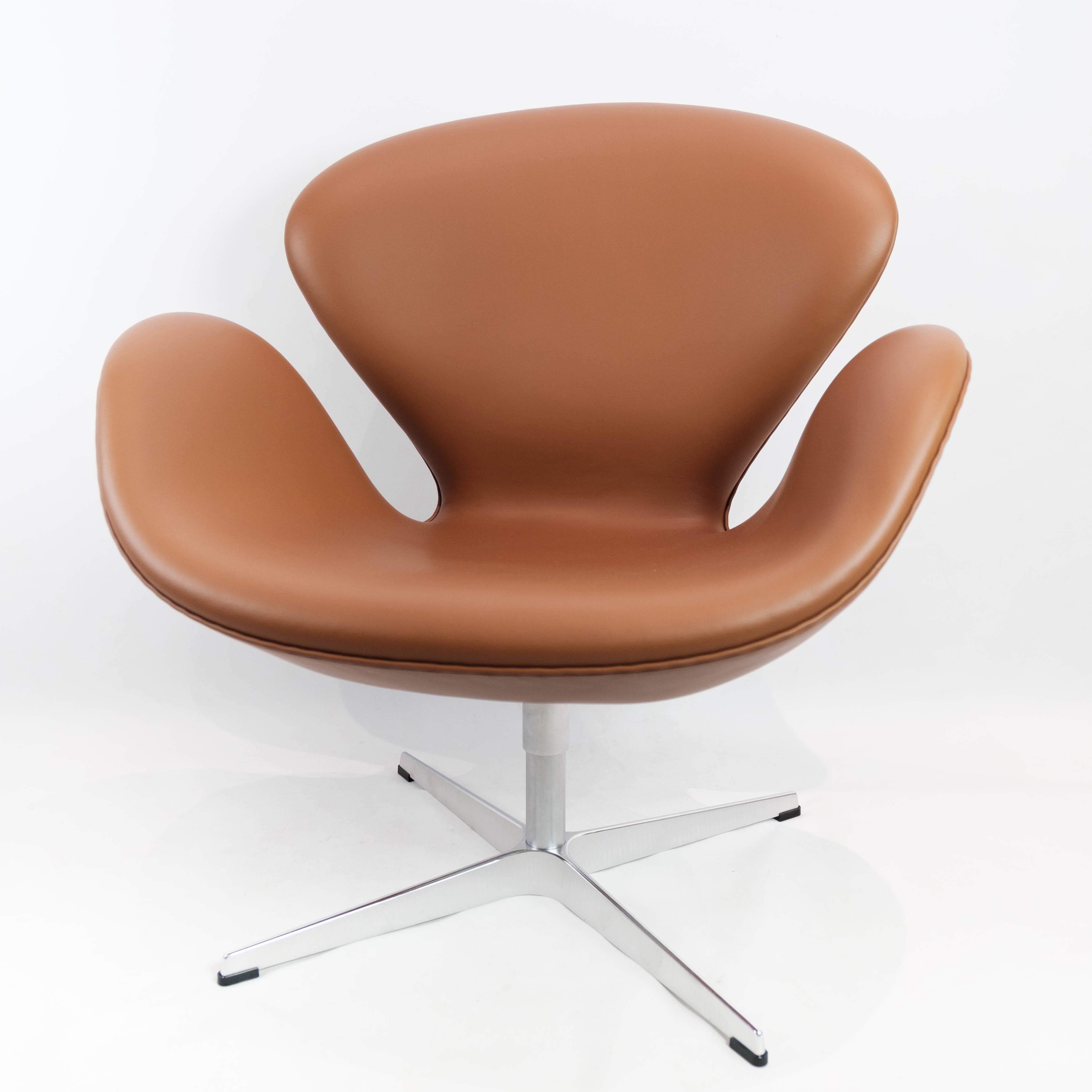 The swan chair, model 3320, designed by Arne Jacobsen in 1958 and manufactured by Fritz Hansen. The chair is with original upholstery in Walnut elegance and is in perfect condition.