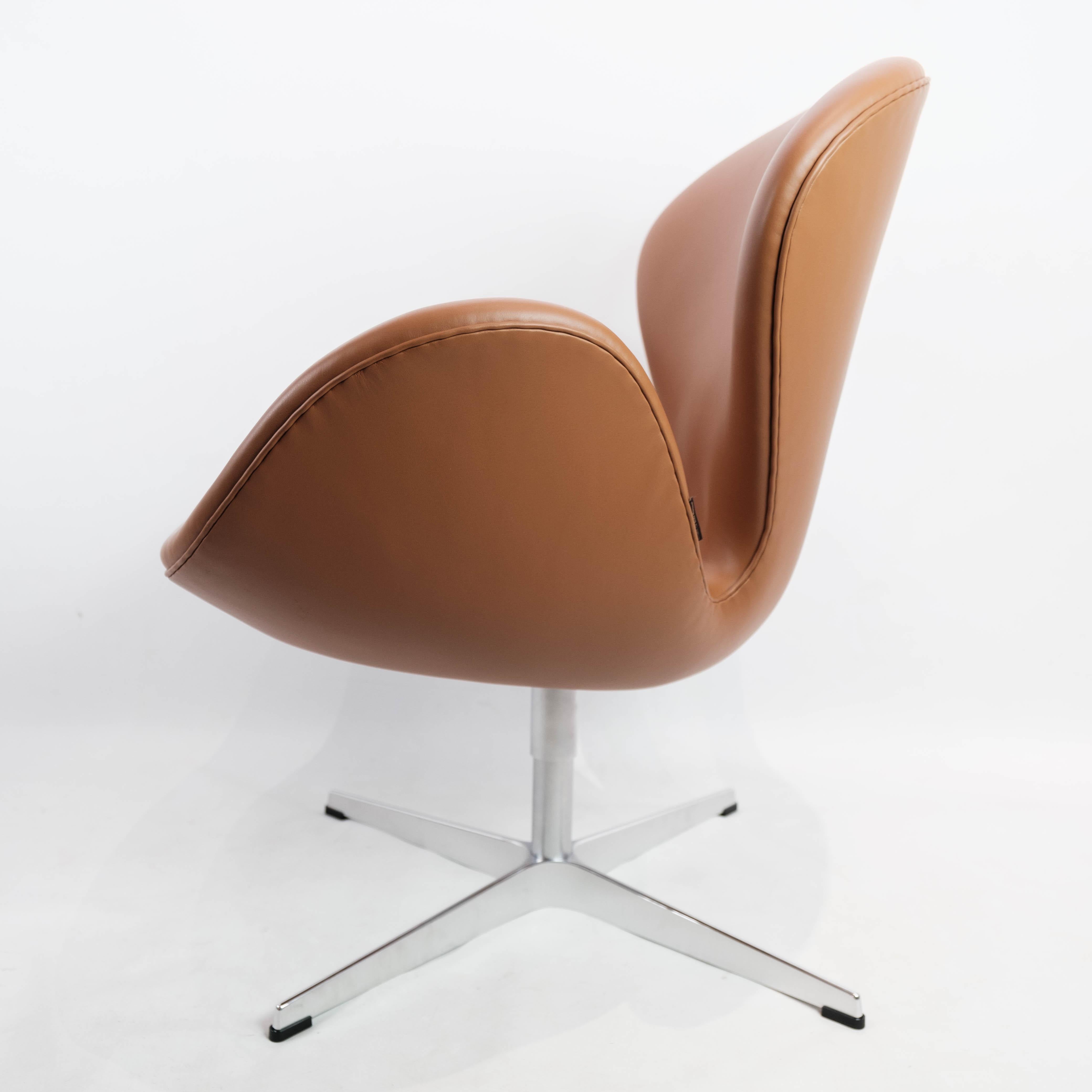 Mid-20th Century Swan Chair, Model 3320, Designed by Arne Jacobsen