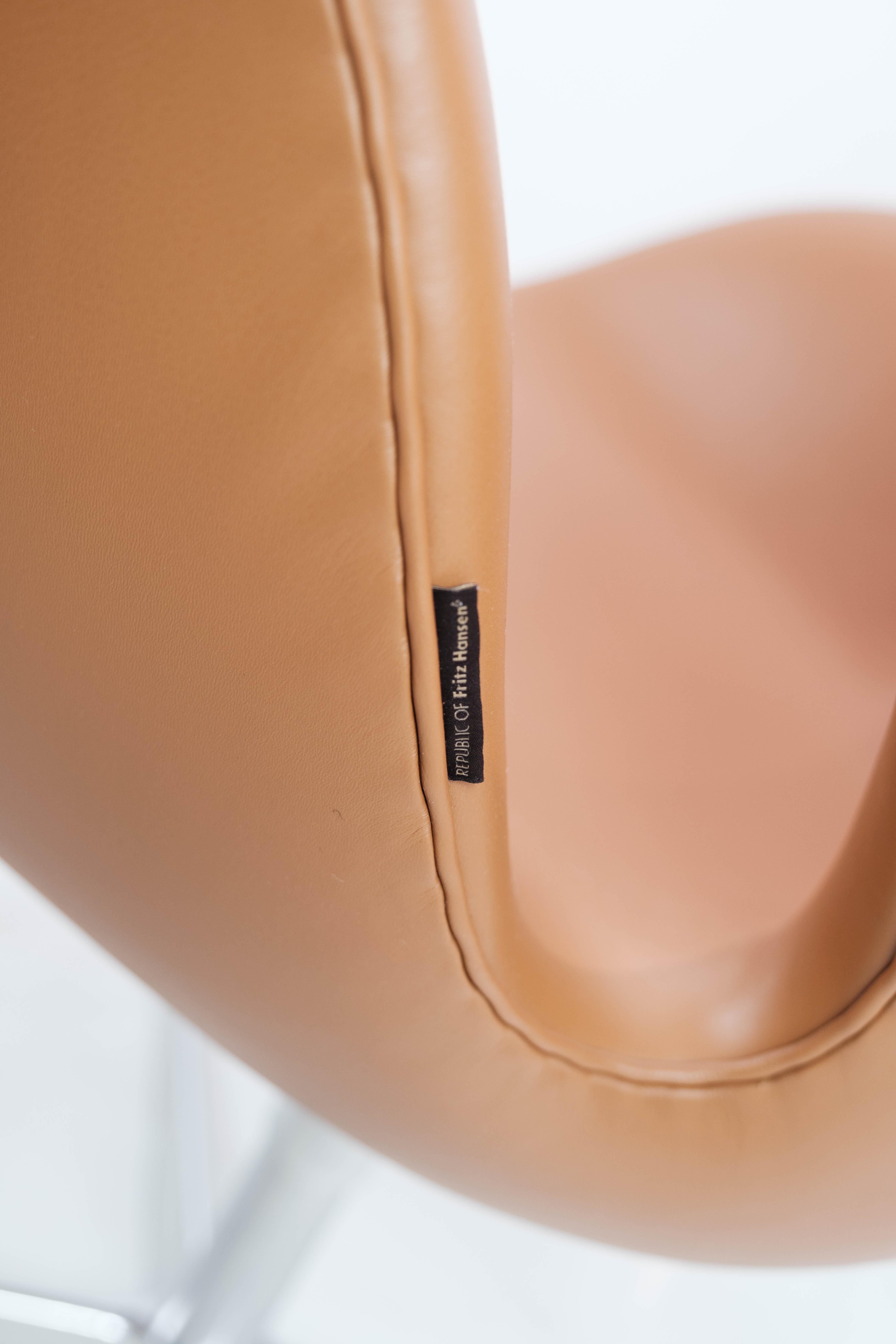 Metal Swan Chair, Model 3320, Designed by Arne Jacobsen