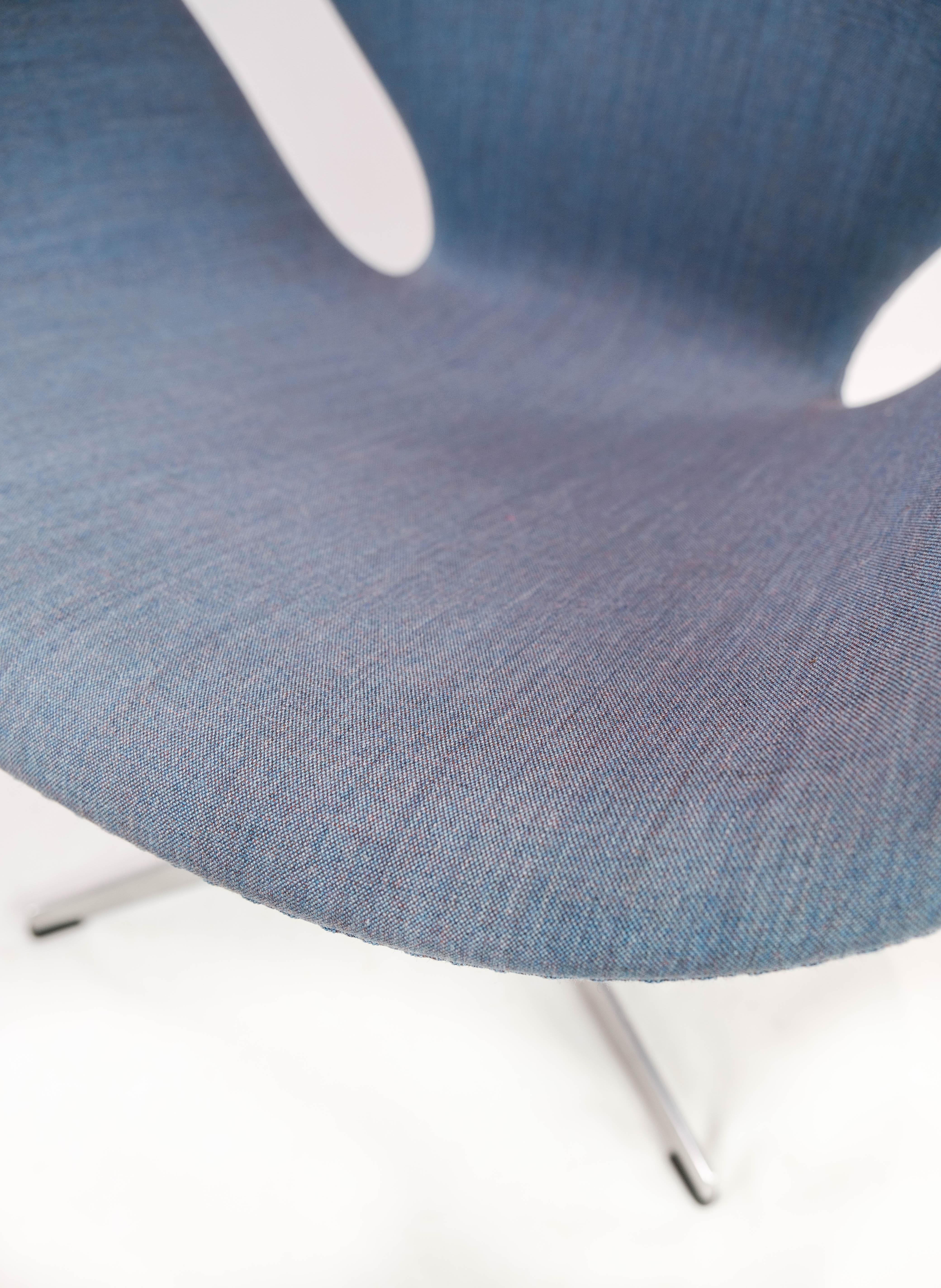 The Swan Chair, Model 3320, with Light Blue Fabric, by Arne Jacobsen, 2014 In Good Condition In Lejre, DK