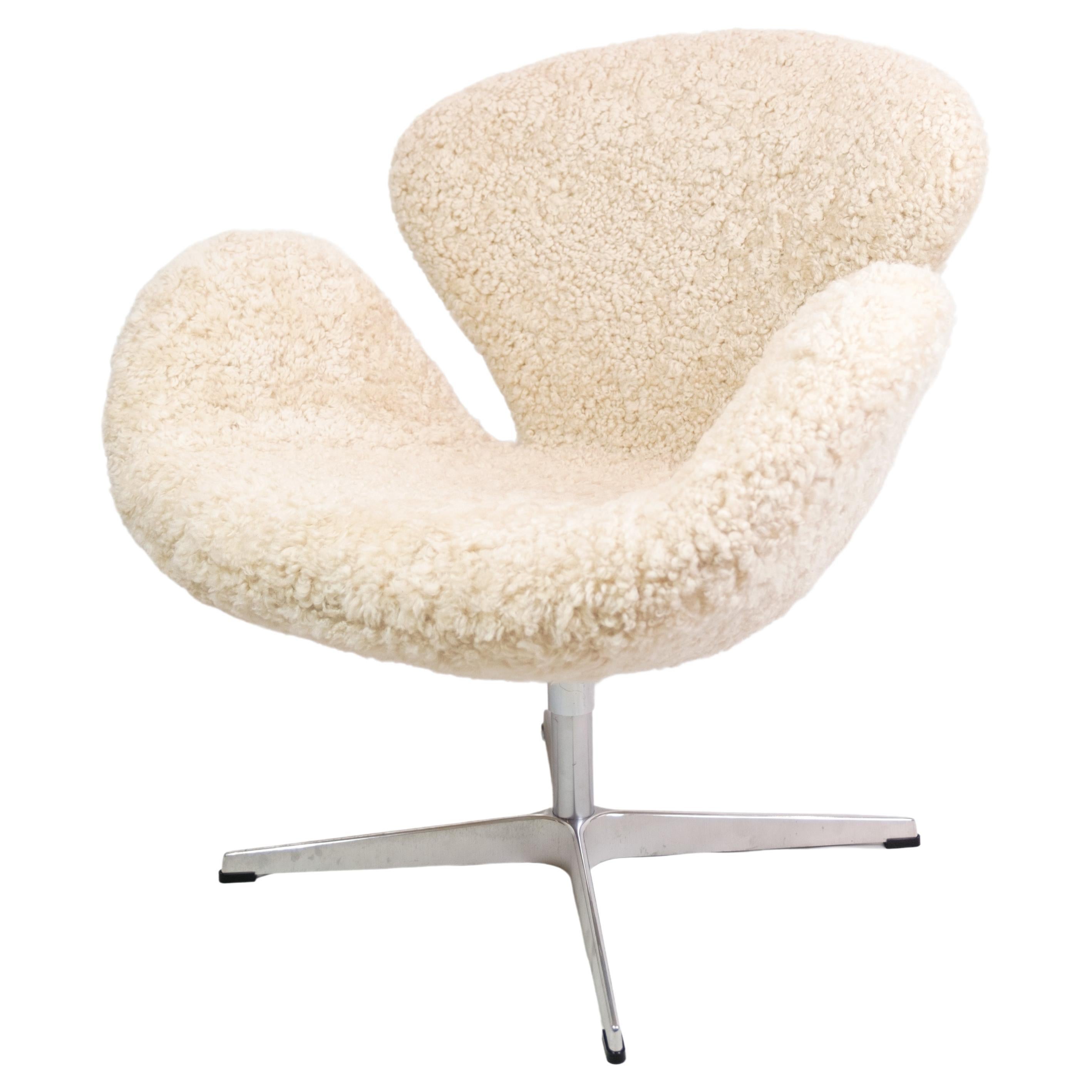 The Swan, Model 3320 Designed By Arne Jacobsen, Made By Fritz Hansen From 1958s For Sale