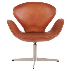 Il Cigno Modello 3320 In Pelle Cognac Di Arne Jacobsen Per Fritz Hansen