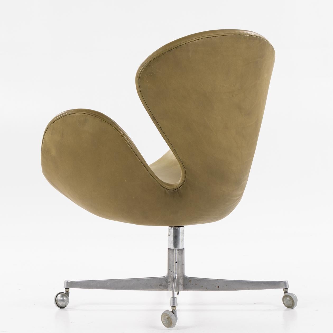 AJ 3323 - Reupholstered 'The Swan' lounge chair in olive-tanned aniline leather (Vitoria 7348) on an old four-star base with tilt function and on wheels. Arne Jacobsen / Fritz Hansen