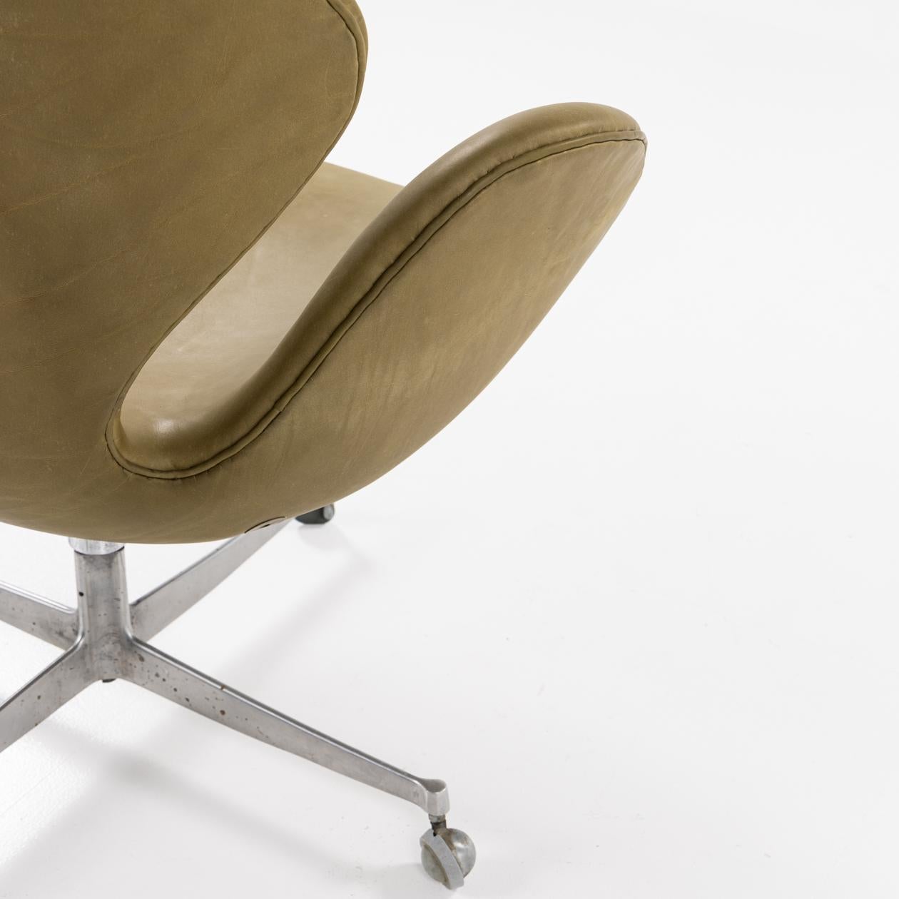 Patinated The Swan office chair by Arne Jacobsen For Sale