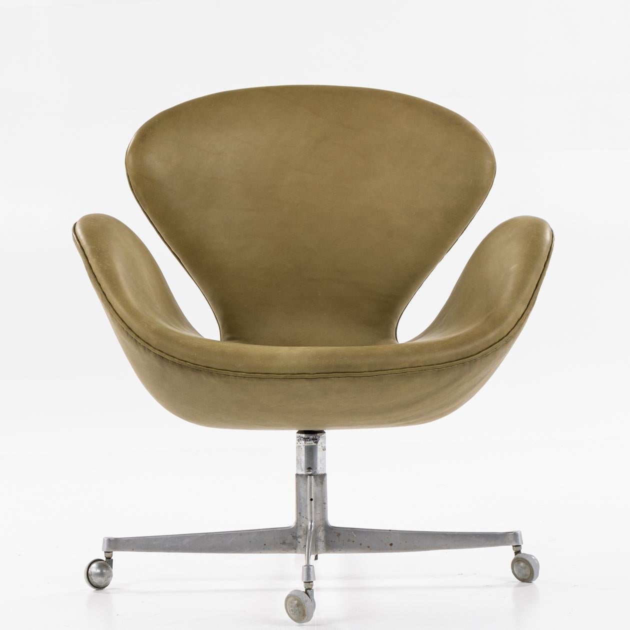20th Century The Swan office chair by Arne Jacobsen For Sale