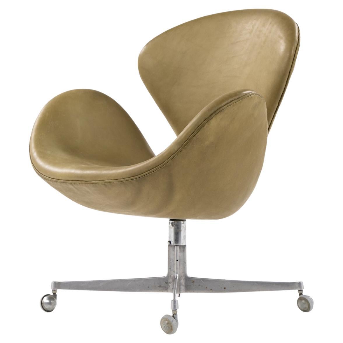 The Swan office chair by Arne Jacobsen For Sale
