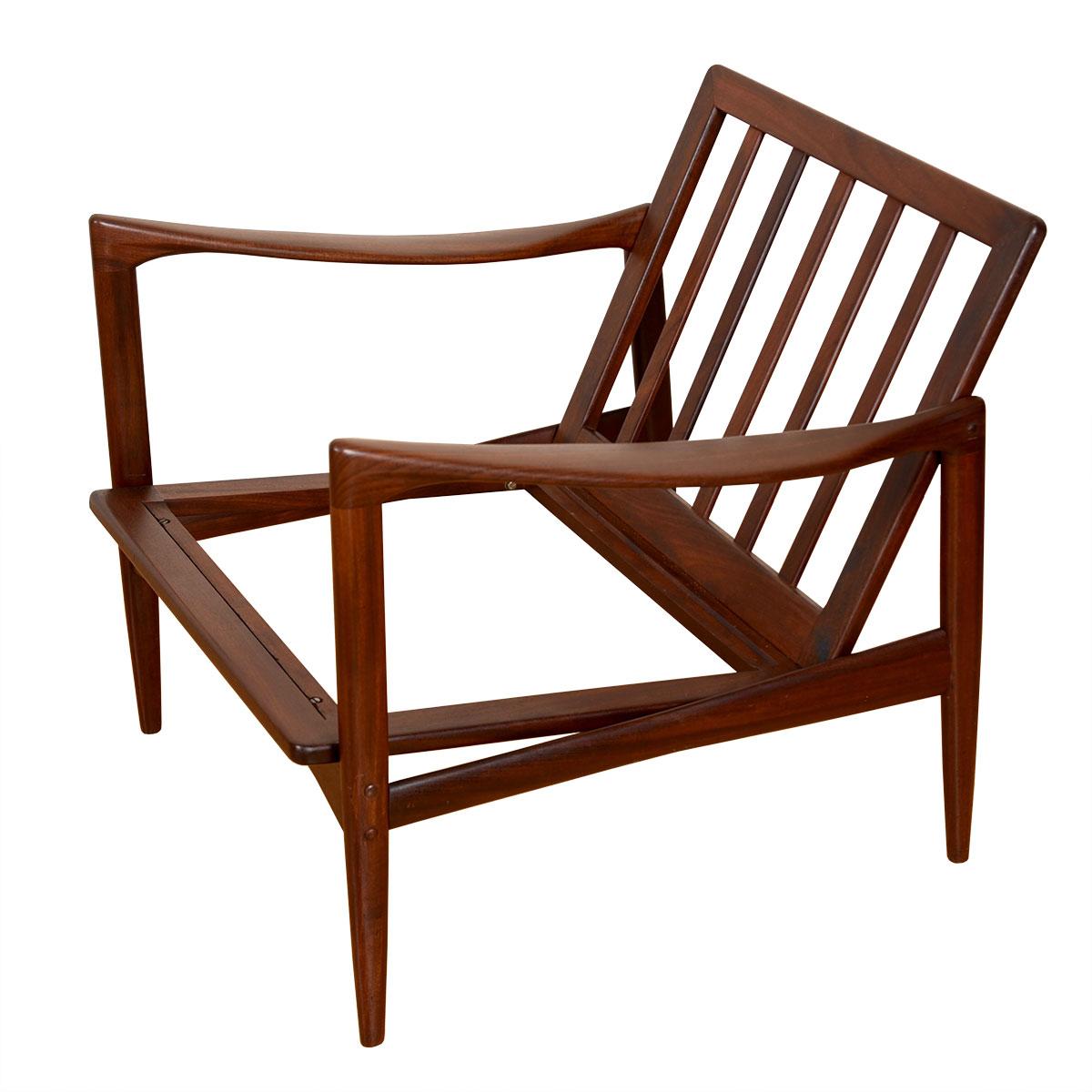 La caractéristique principale de cette chaise est la forme et l'angle de ses accoudoirs - regardez ce profil dynamique. Au-delà du style, il offre le confort suprême qui fait la renommée des grands maîtres danois du design.
Ib Kofod-Larsen, très