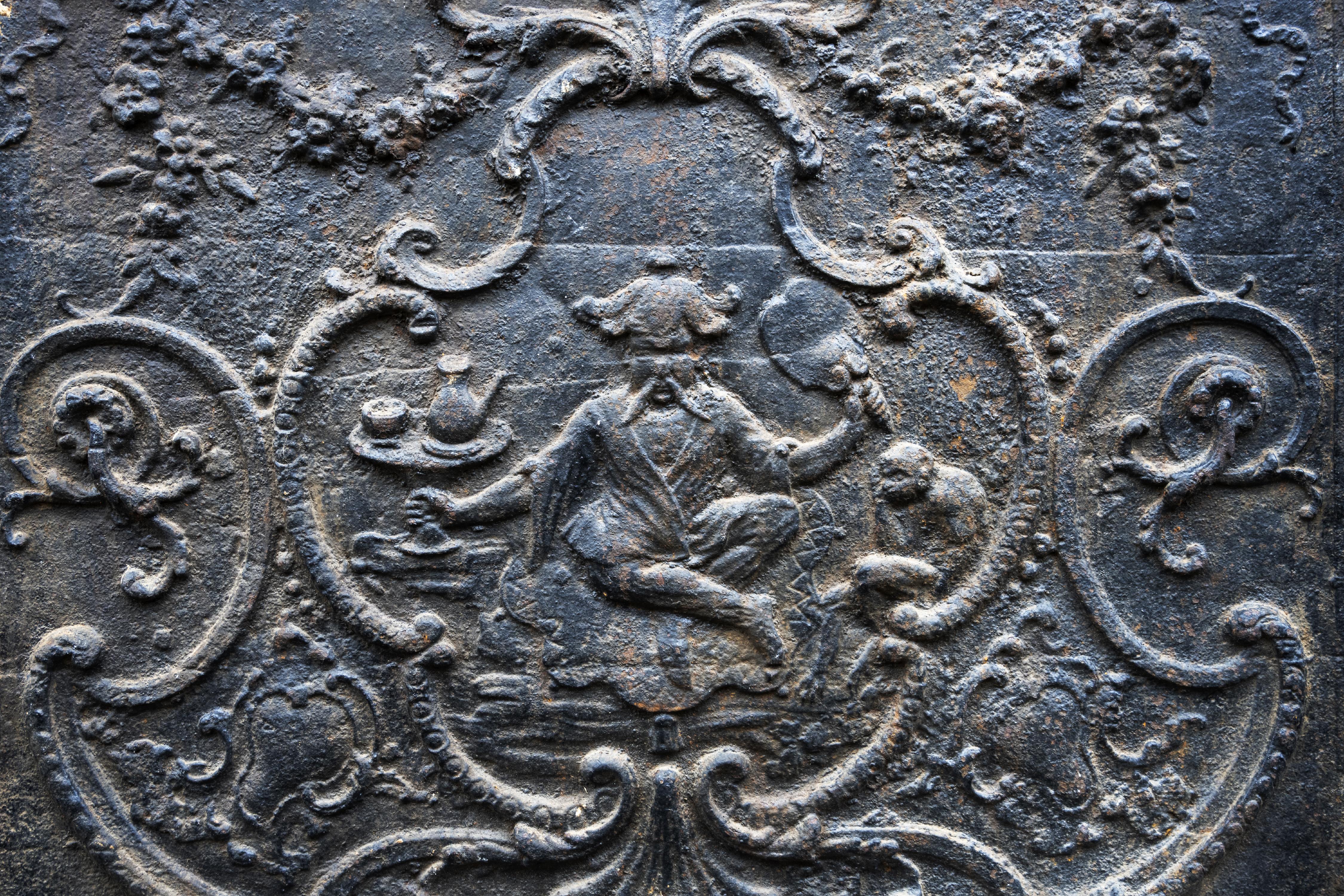 Dieser Kaminboden stammt aus dem 18. Jahrhundert. Ein chinesisches Schriftzeichen serviert Tee mit einem kleinen Affen. Das Dekor ist von einer Zeichnung von François Boucher (1703-1770) inspiriert.
Eine Kaminplatte desselben Modells schmückt einen
