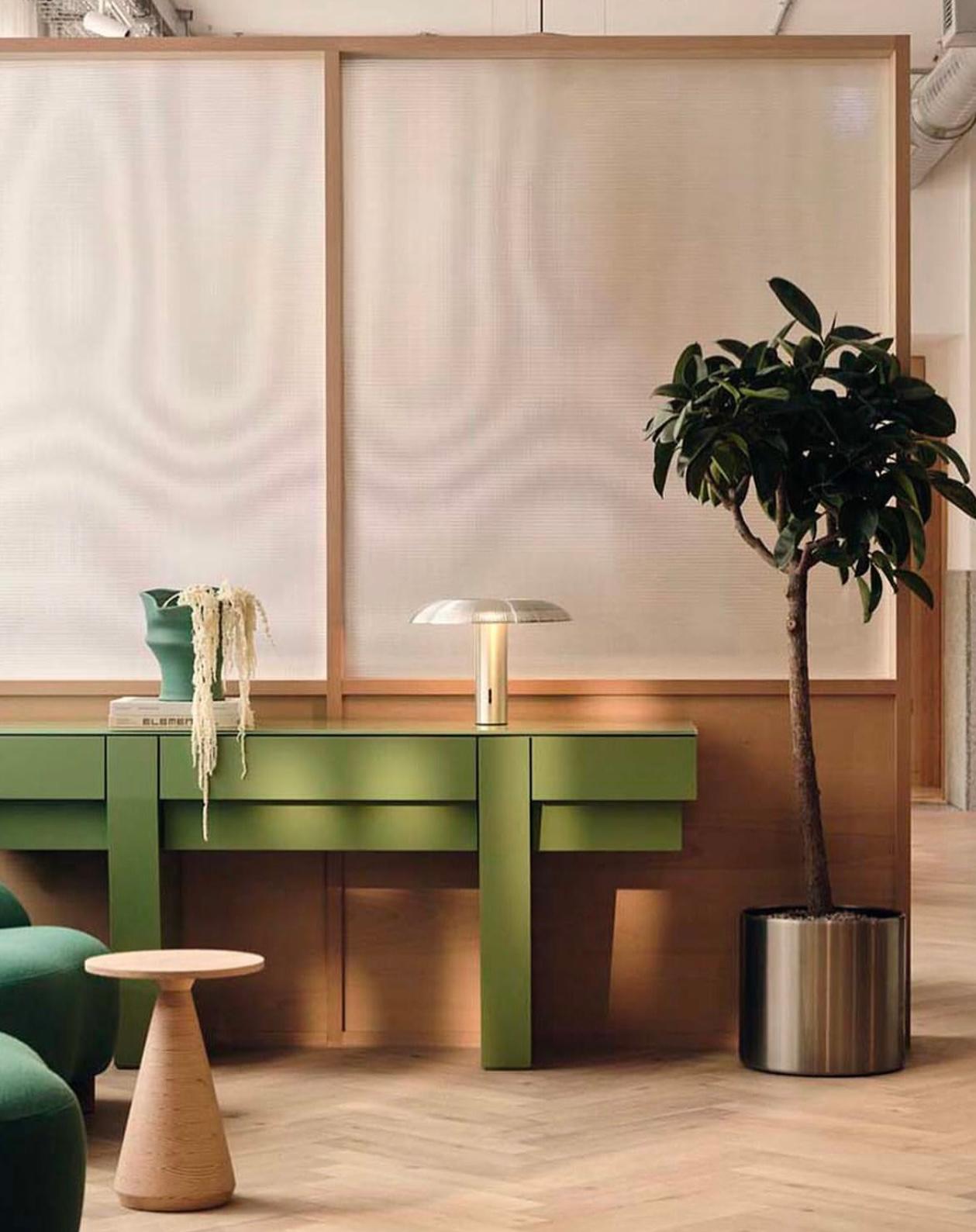 El Servidor Terraza encarna la sencillez, inspirándose en las capas que recuerdan a una terraza clásica. Ocultando discretamente sus cajones, esta pieza luce un exterior de laca brillante pulida a mano complementado con un interior de chapa de