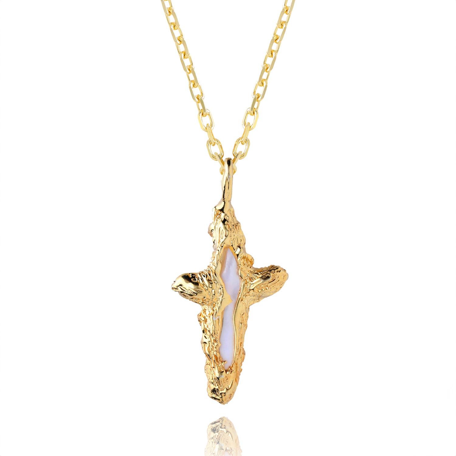 La collana barocca Tethys con croce di perle prende il nome dalla madre degli dei del fiume e degli Oceanidi, Tethys. Una delle perle più uniche al mondo è circondata da un affascinante vermeil d'oro 22k su argento 925. Grazie alla loro forma a