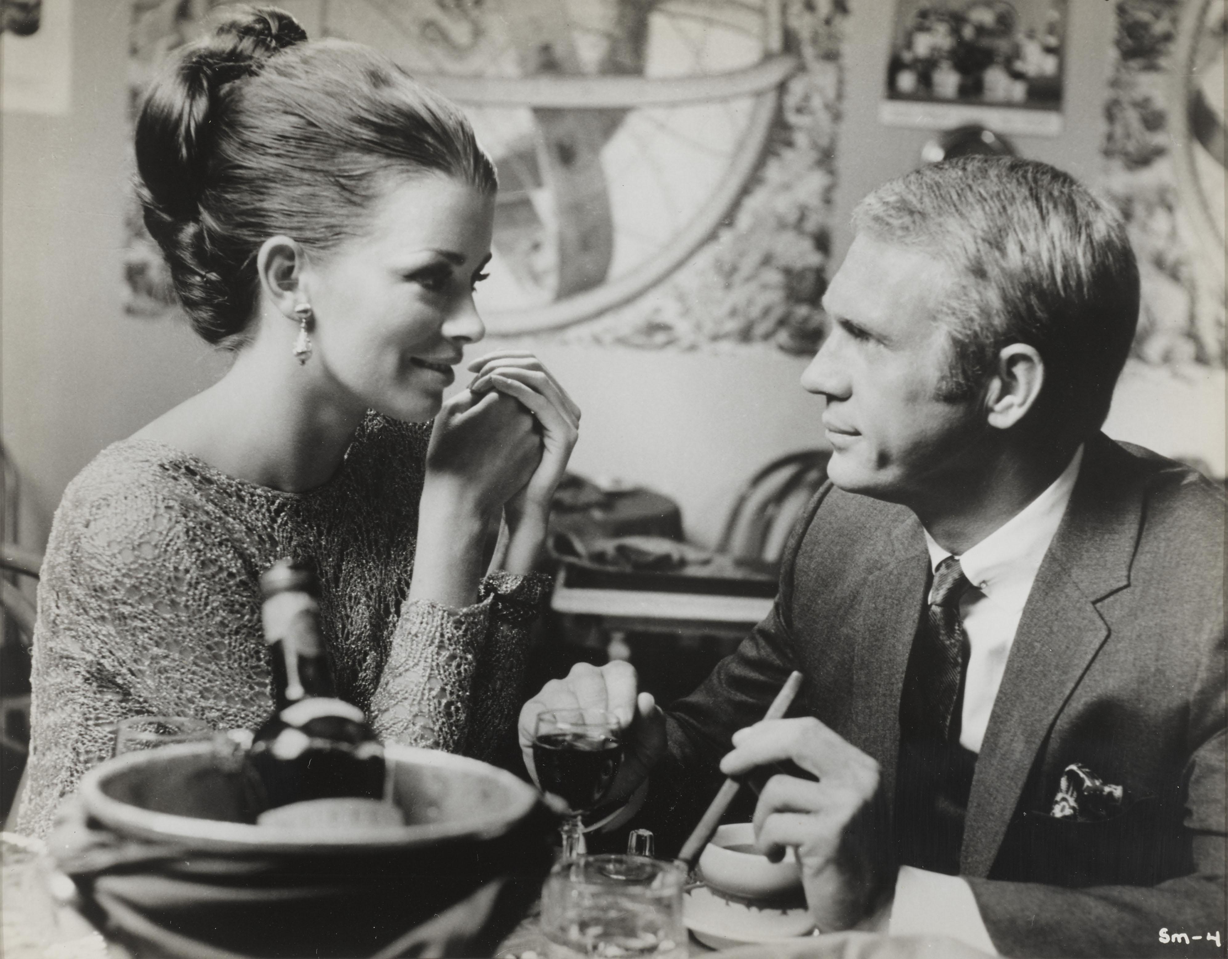 Original US-Studioproduktionsfoto für The Thomas Crown Affair 1968.
In diesem Film spielten Steve McQueen und Faye Dunaway die Hauptrollen,  und wurde von Norman Jewison inszeniert.
Dieses Stück ist Erhaltung gerahmt mit UV-Plexiglas und würde