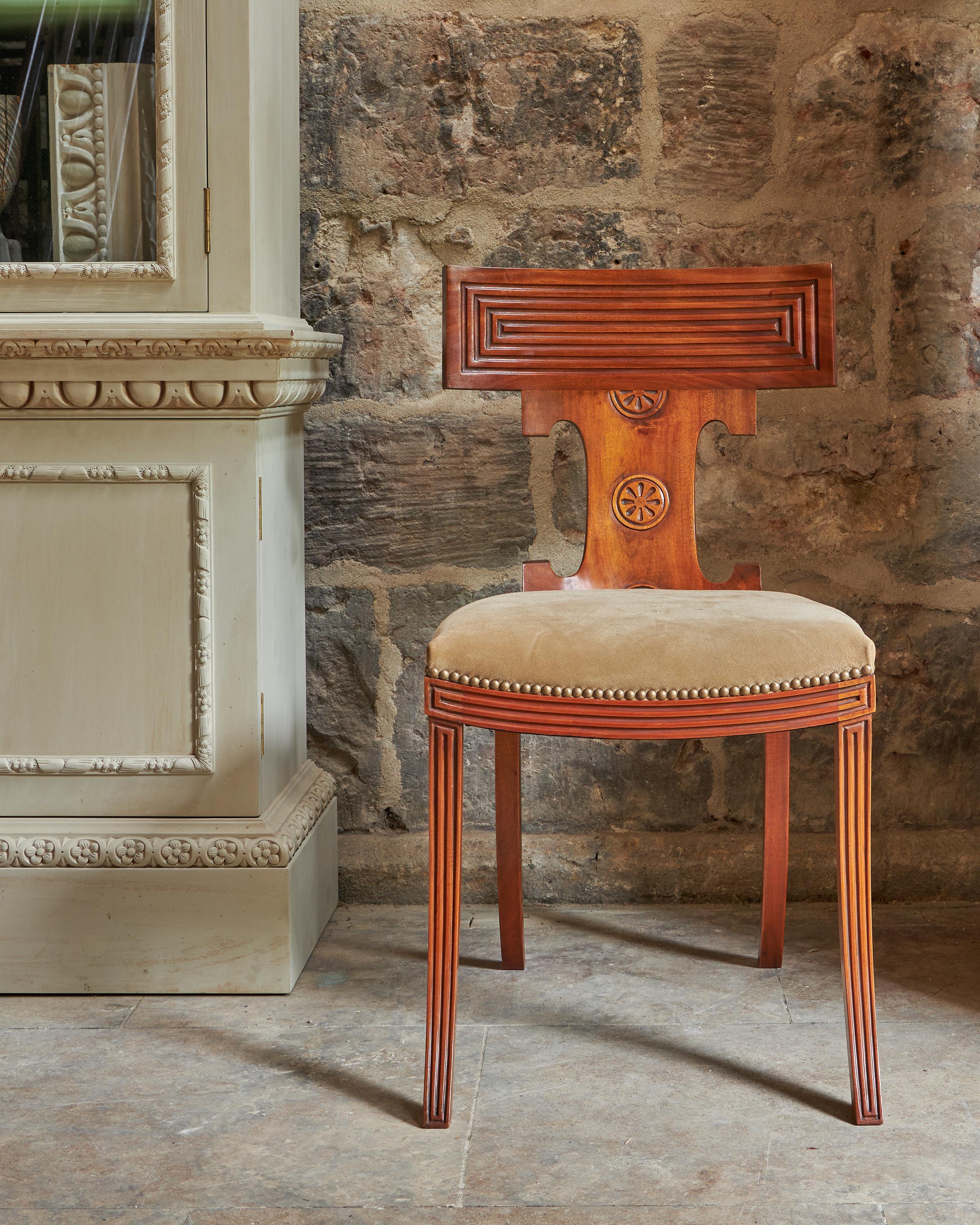 Une chaise design klismos très rare, trouvée récemment et provenant sans aucun doute du livre Thomas Hope Design. Les dossiers concaves sont ornés d'un décor cannelé très inhabituel, le dosseret est orné d'un décor incisé et sculpté en ronde-bosse.