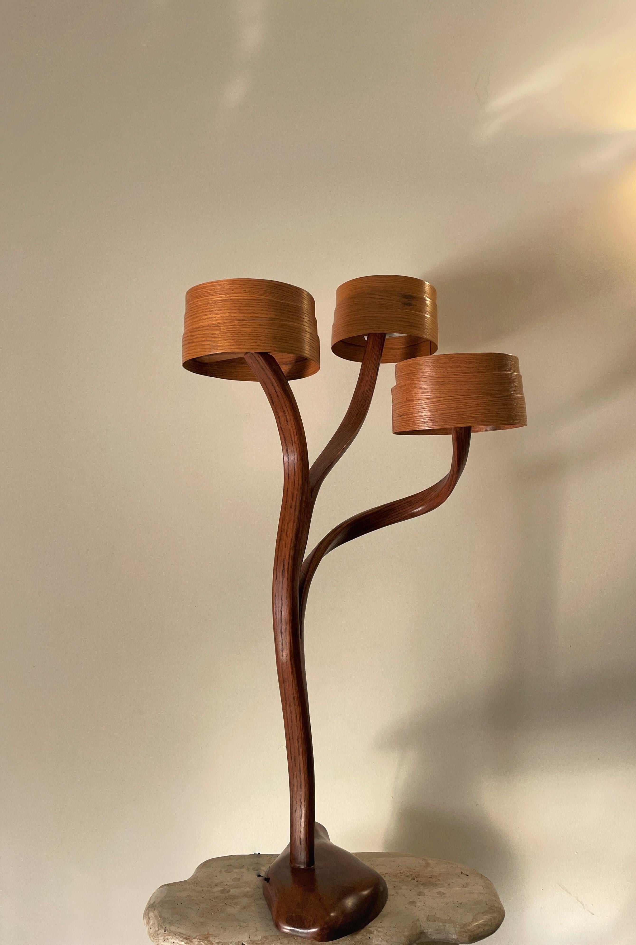 Travail du bois Lampe d'appoint n° 3 de la série Vrksa, par Raka Studio en vente