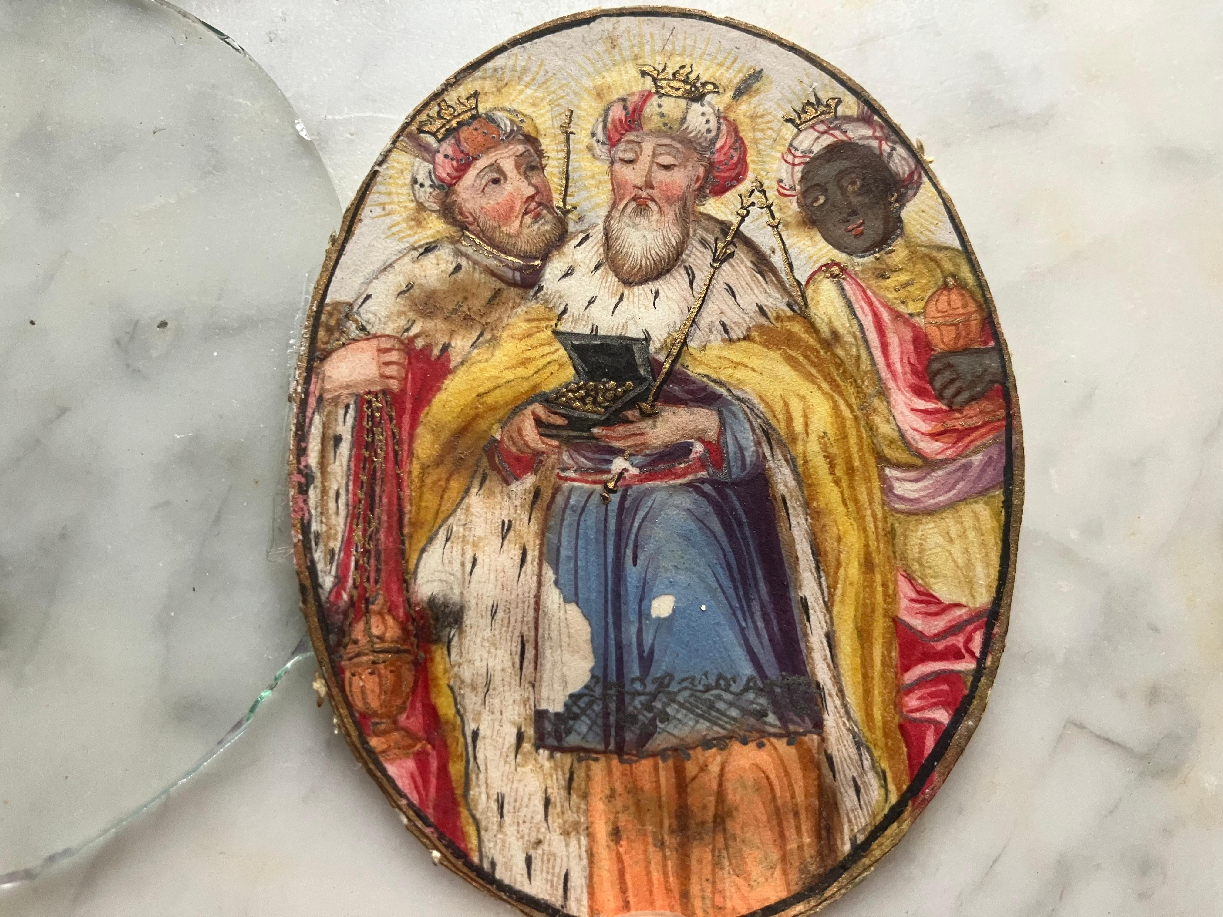 Il dipinto in miniatura dei tre re. Antico dipinto d'epoca Luigi XV raffigurante i tre saggi che rendono omaggio al Re. I tre re su carta di cartoncino in una cornice ovale dorata con vetro originale e gancio metallico sul retro. Bellissimo in un