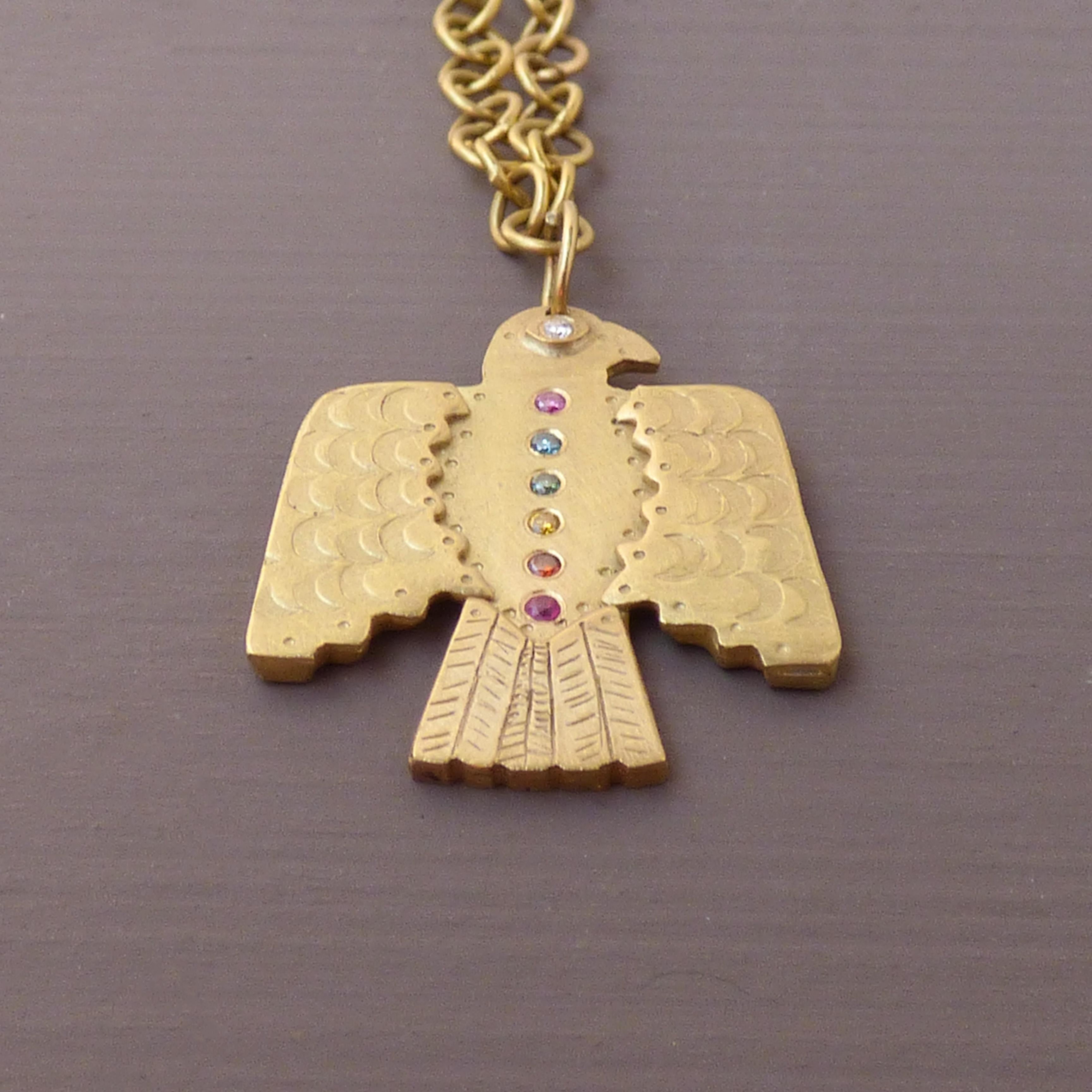 Das ethische Thunderbird-Amulett ist handgefertigt aus 18-karätigem Fairtrade-Gold aus Peru, mit Regenbogen-Diamanten und einem Rubin aus ethischen Quellen.

Der Donnervogel ist ein mächtiges Amulett, das für Stärke und Macht steht und gleichzeitig