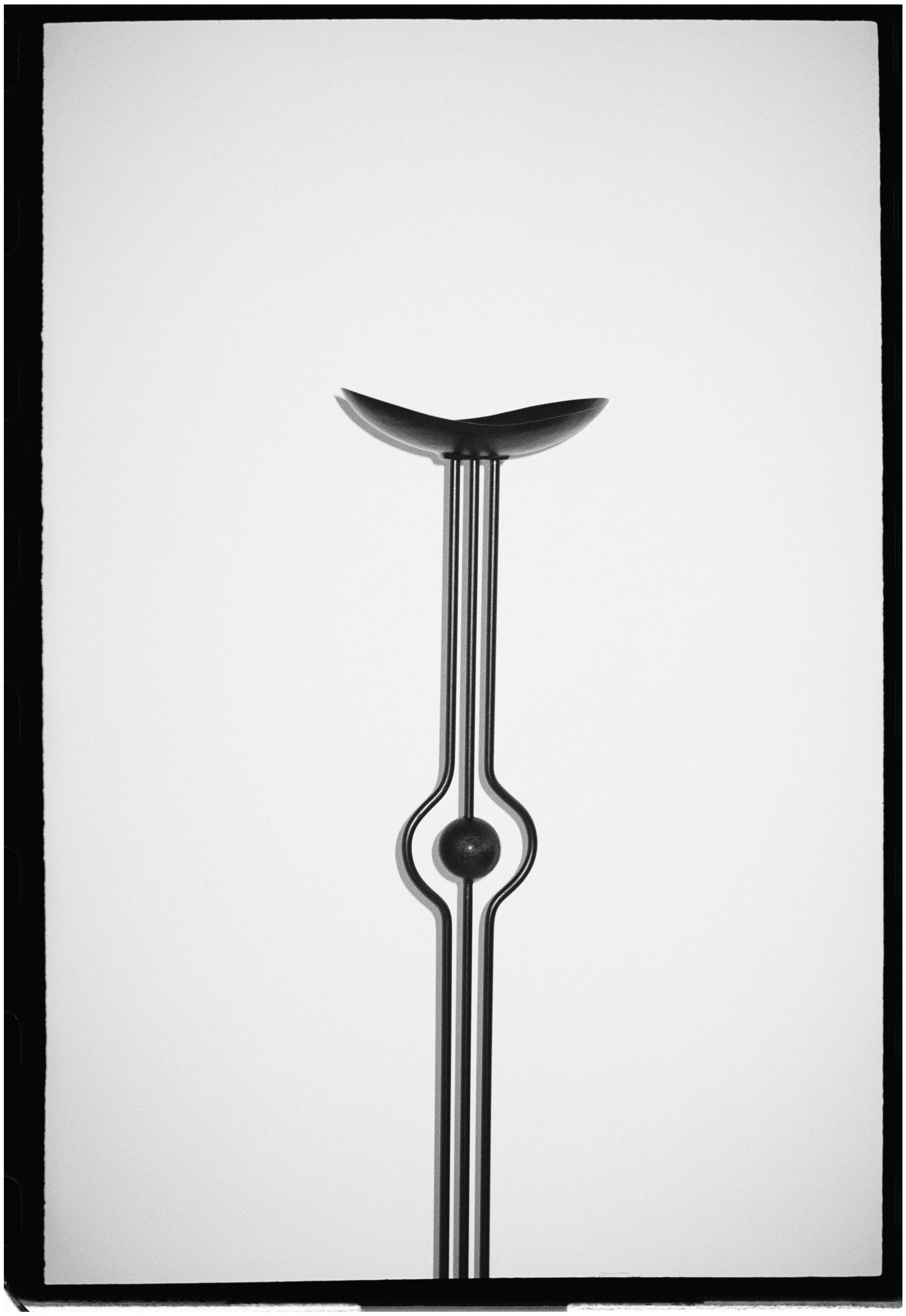 Il nuovo turibolo in ferro forgiato è ispirato agli antichi rituali greci; questo pezzo fonde linee audaci con materiali elementari, creando uno spazio intimo per la riflessione personale.
Al centro di questo design c'è una ciotola minimalista,