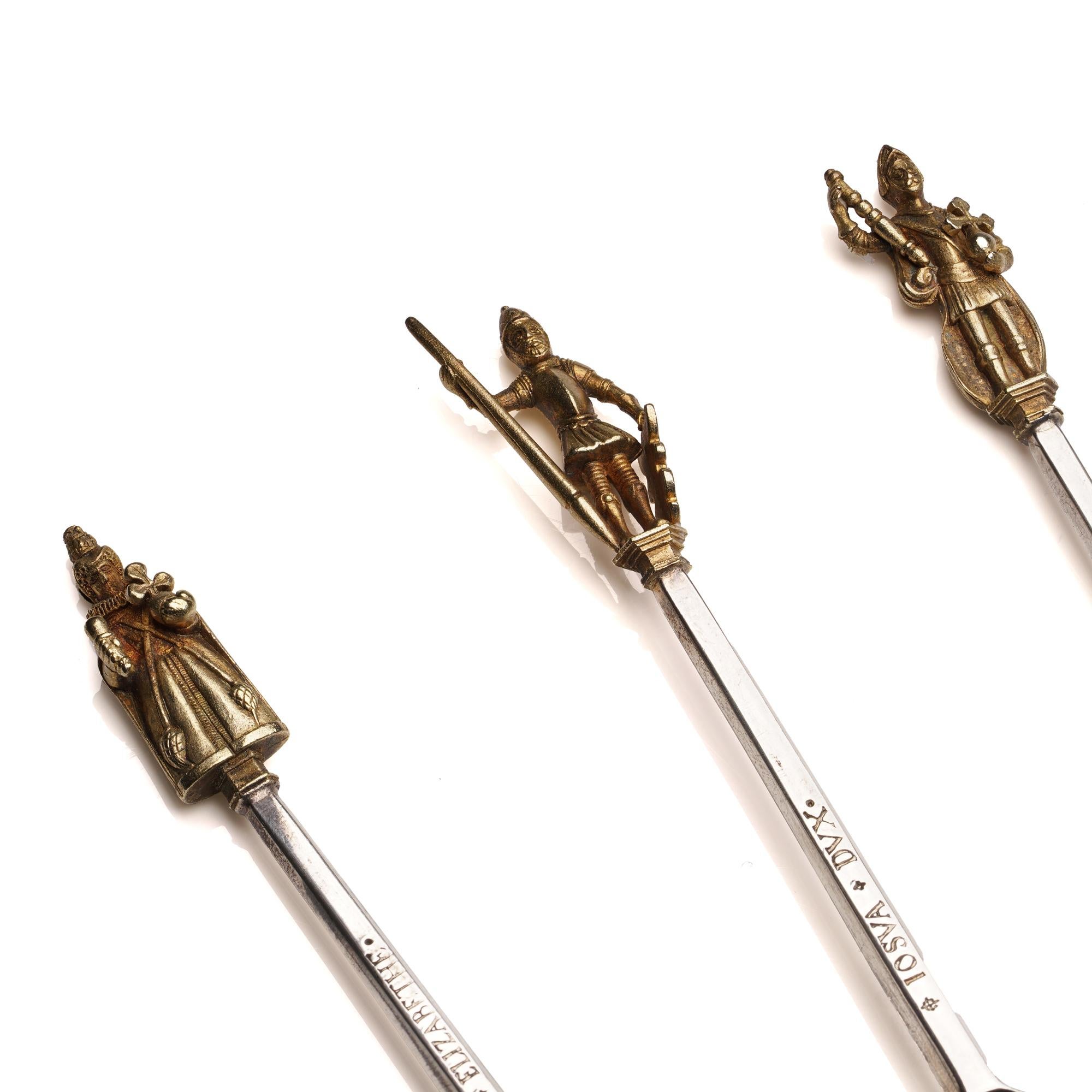 Juego completo de 12 cucharas Tichborne de plata de ley de la Colección Heritage.

Nueve de las figuras que figuran en los remates representan a los Nueve Dignos, un distinguido grupo de figuras históricas, legendarias y de las escrituras celebradas