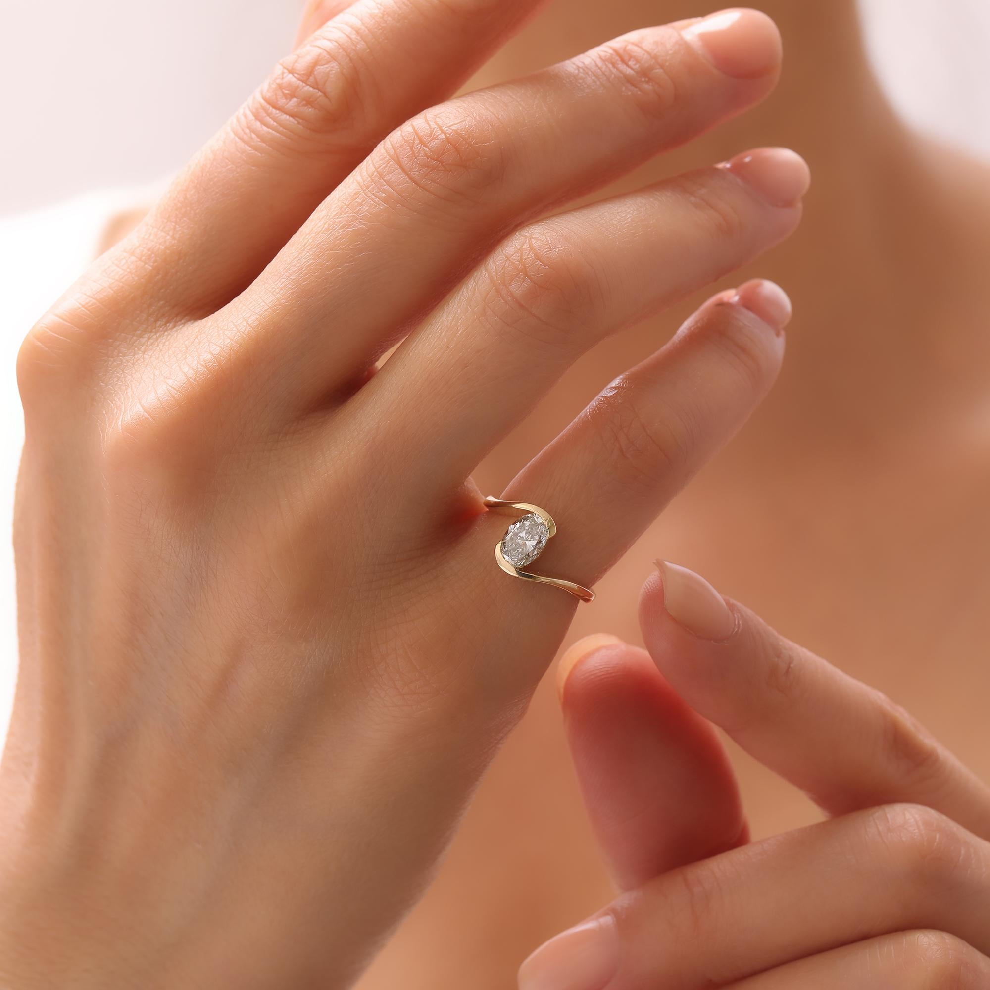 En vente :  Bague de fiançailles à diamant ovale The Tide 2