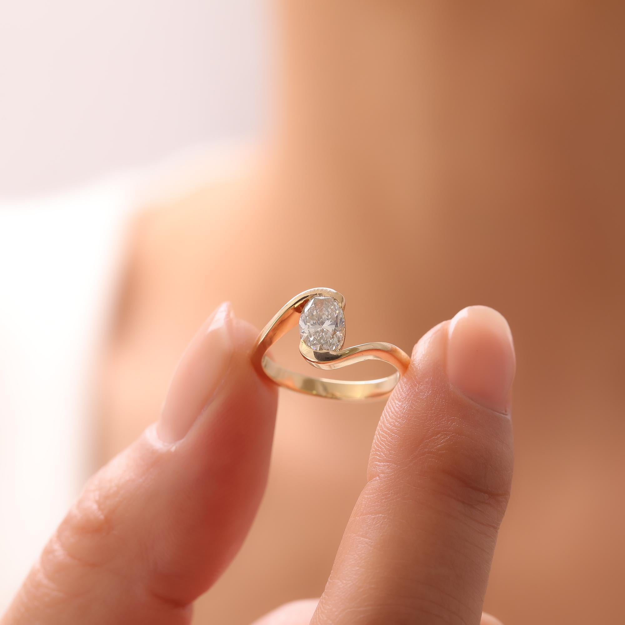 En vente :  Bague de fiançailles à diamant ovale The Tide 3