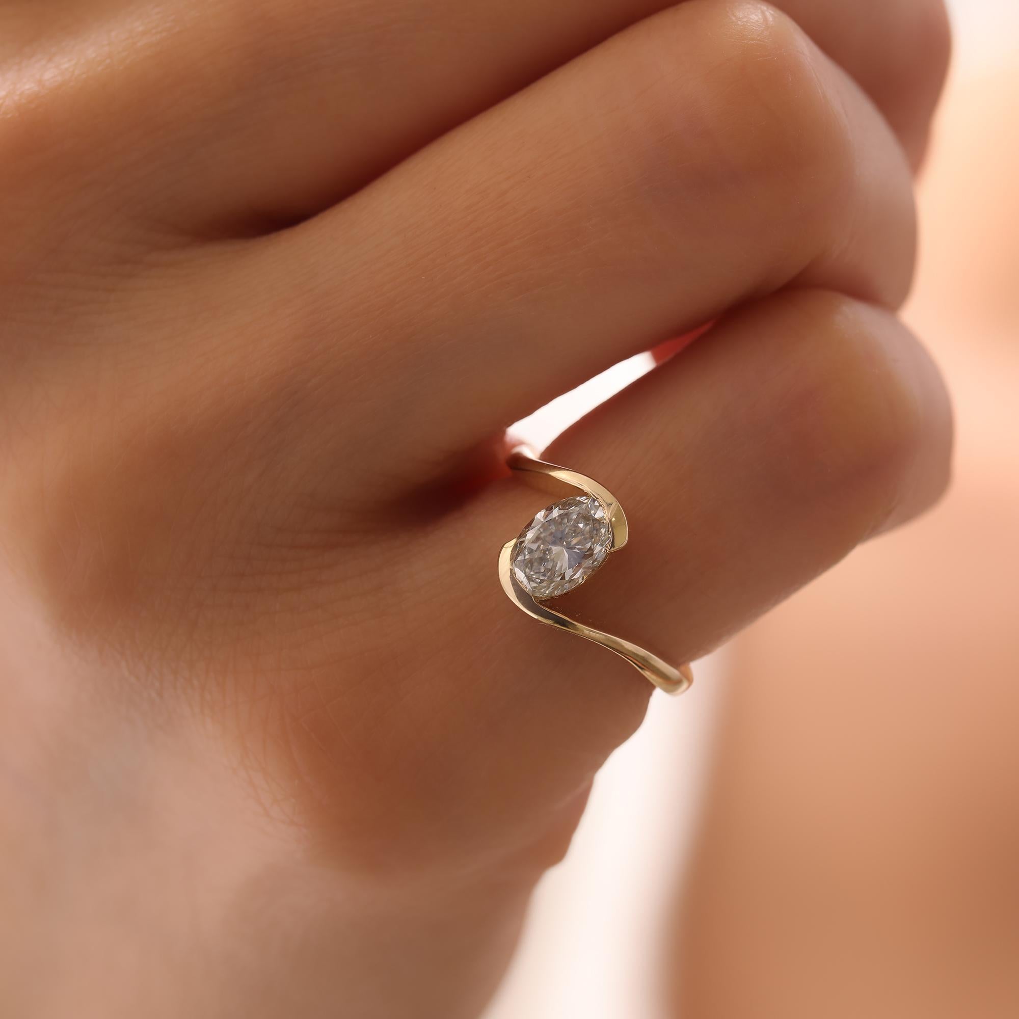 En vente :  Bague de fiançailles à diamant ovale The Tide 6