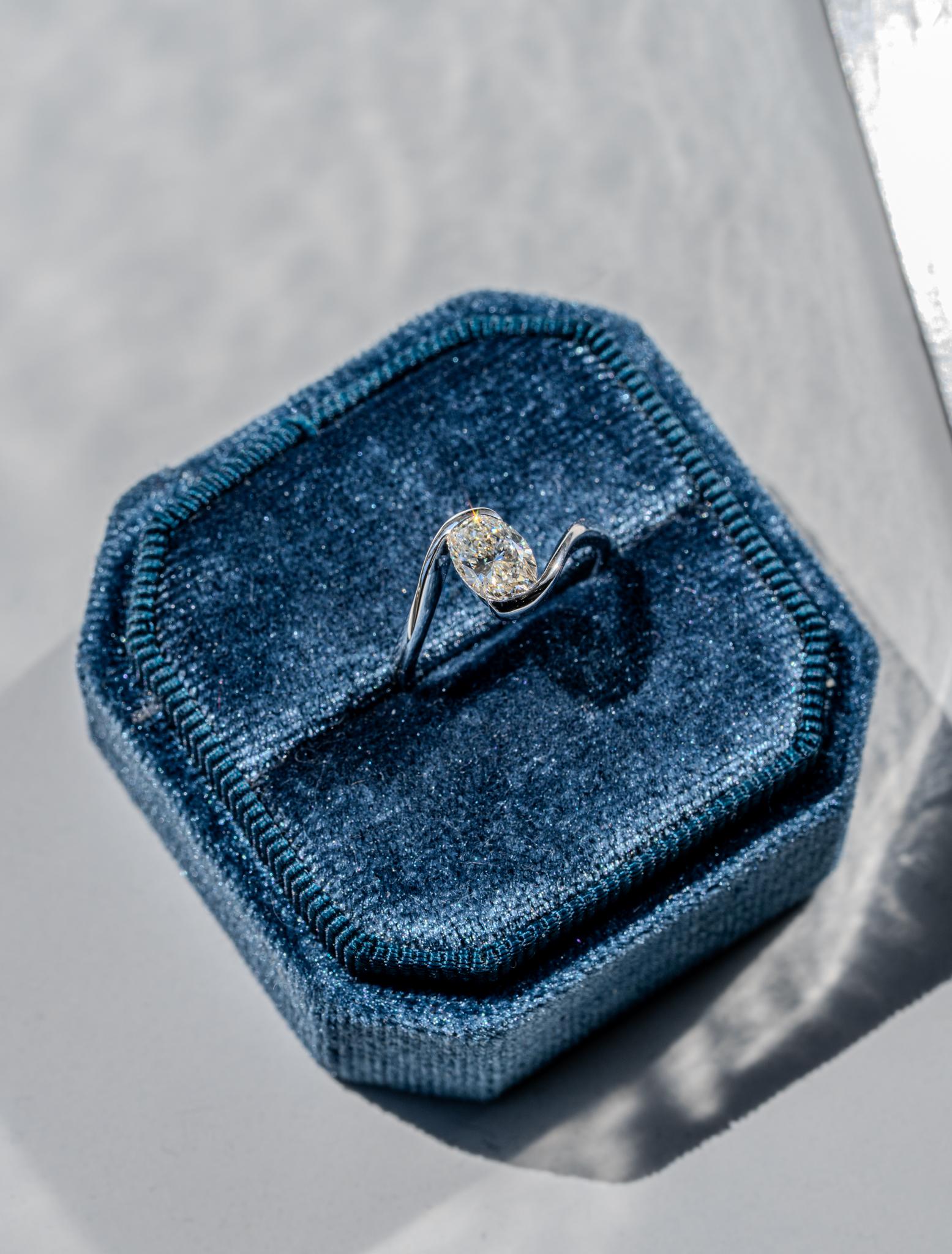 En vente :  Bague de fiançailles à diamant ovale The Tide 7