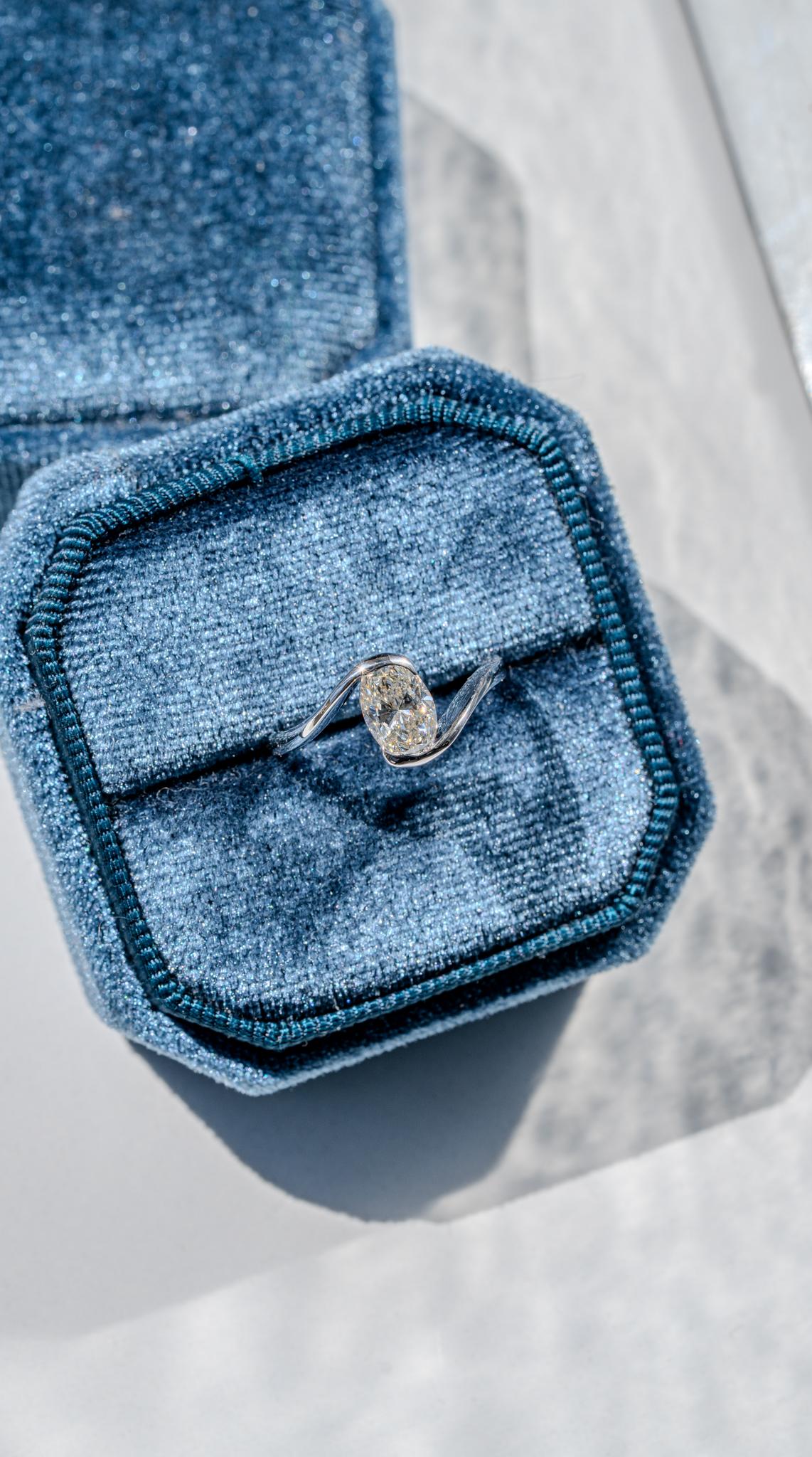 En vente :  Bague de fiançailles à diamant ovale The Tide 8
