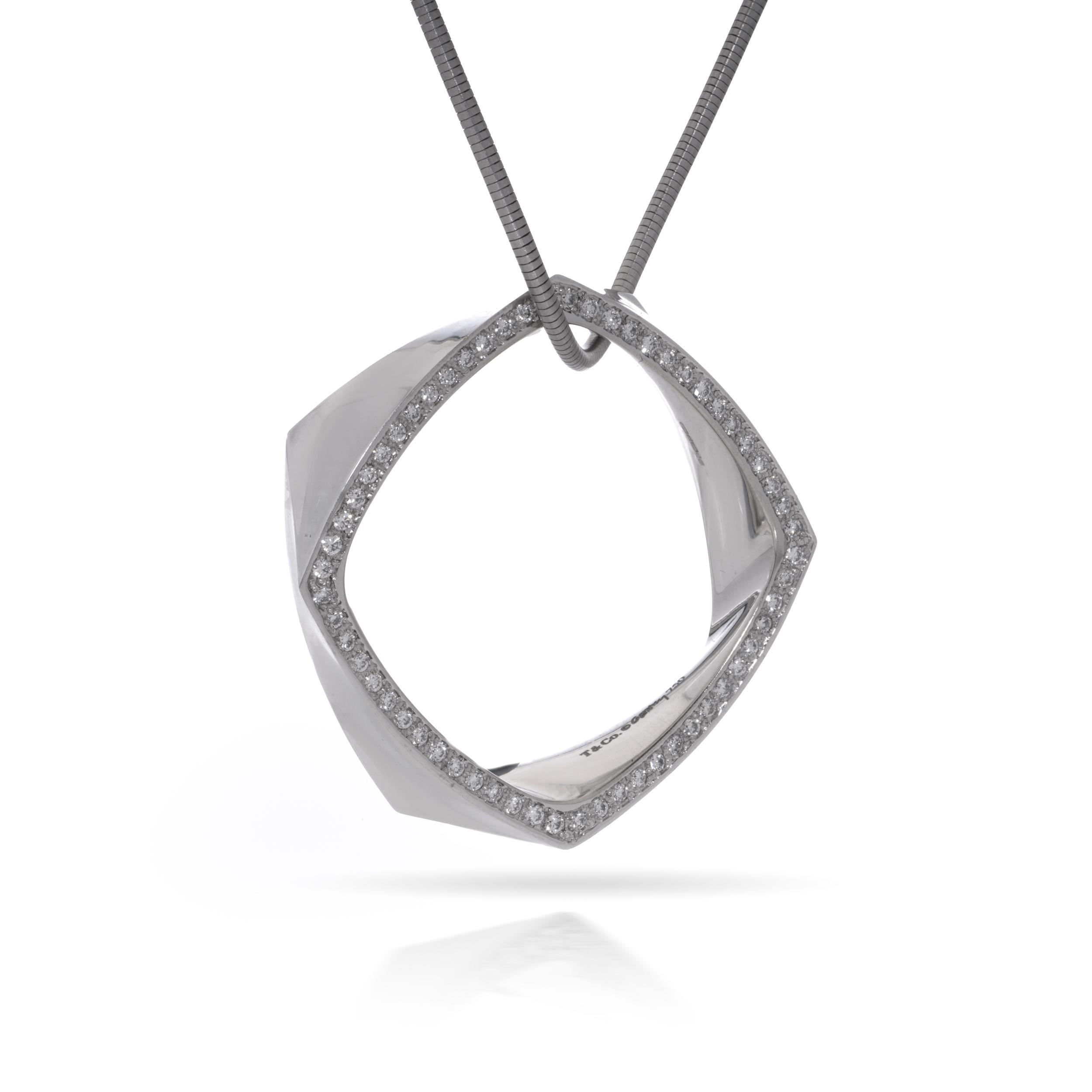 La Tiffany & Co. Collana in oro 18kt con ciondolo quadrato di diamanti di Frank Gehry

Questa splendida collana, disegnata dal celebre architetto Frank Gehry, presenta un ciondolo in oro bianco 18 carati dalla caratteristica forma quadrata