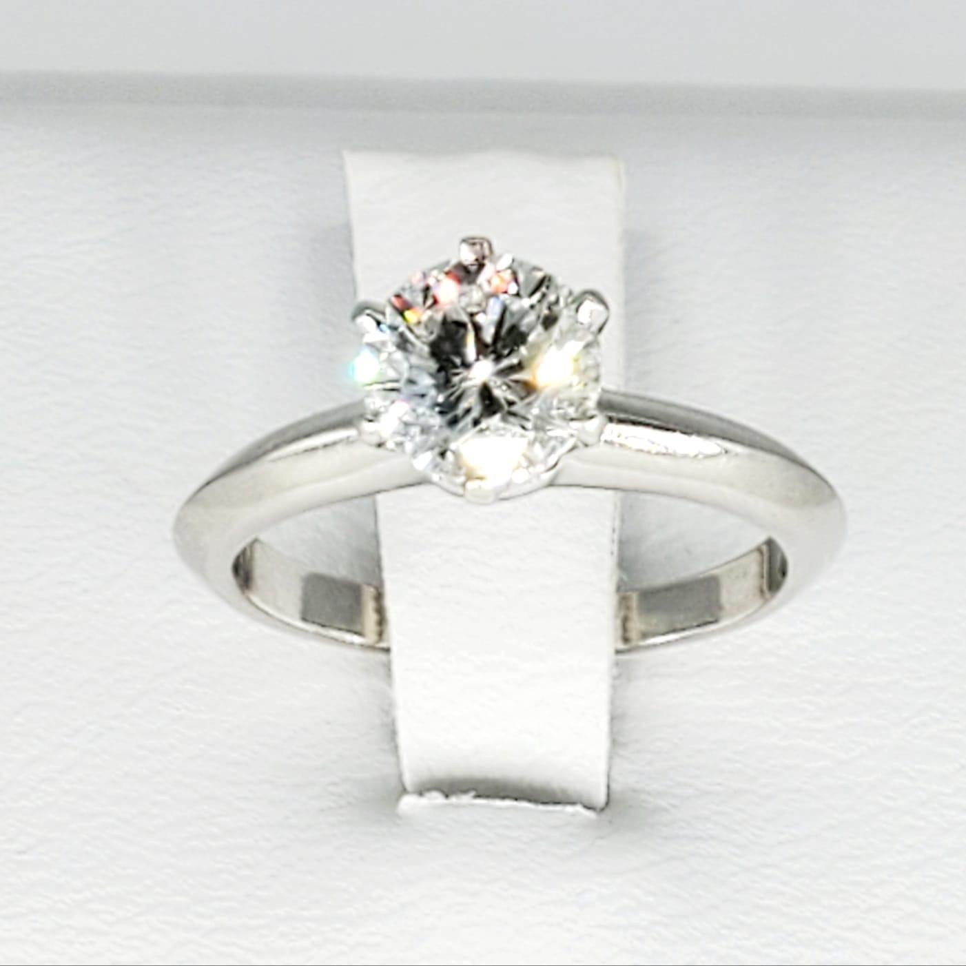Tiffany & Co. Verlobungsring aus Platin mit 1,02 Karat Diamant F/VVS1 (Rundschliff) im Angebot