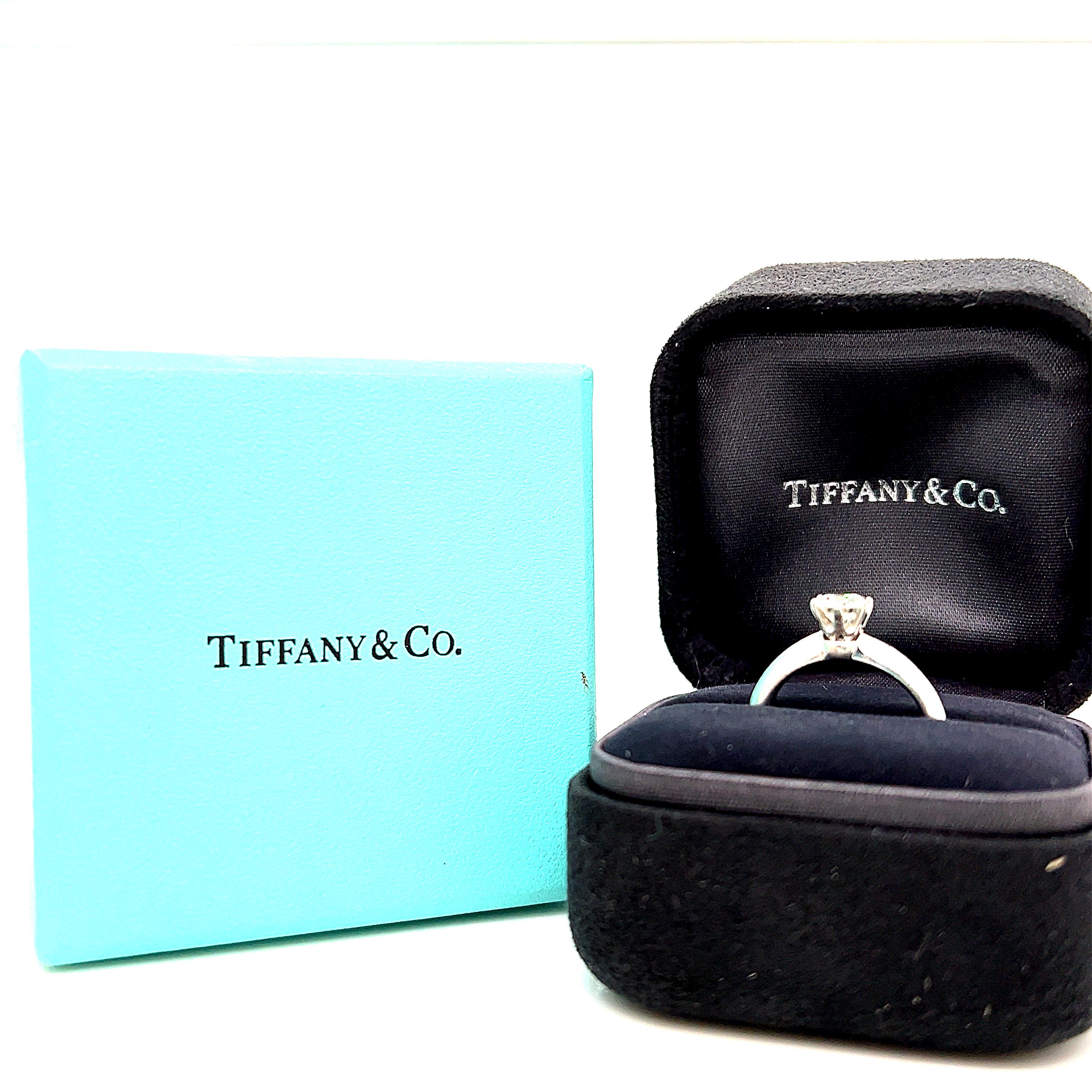 Véritable chef-d'œuvre de design, la monture Tiffany est la bague de fiançailles la plus emblématique au monde. Parfaitement conçue, la monture à six griffes disparaît pratiquement et permet au diamant brillant de flotter au-dessus de l'anneau et