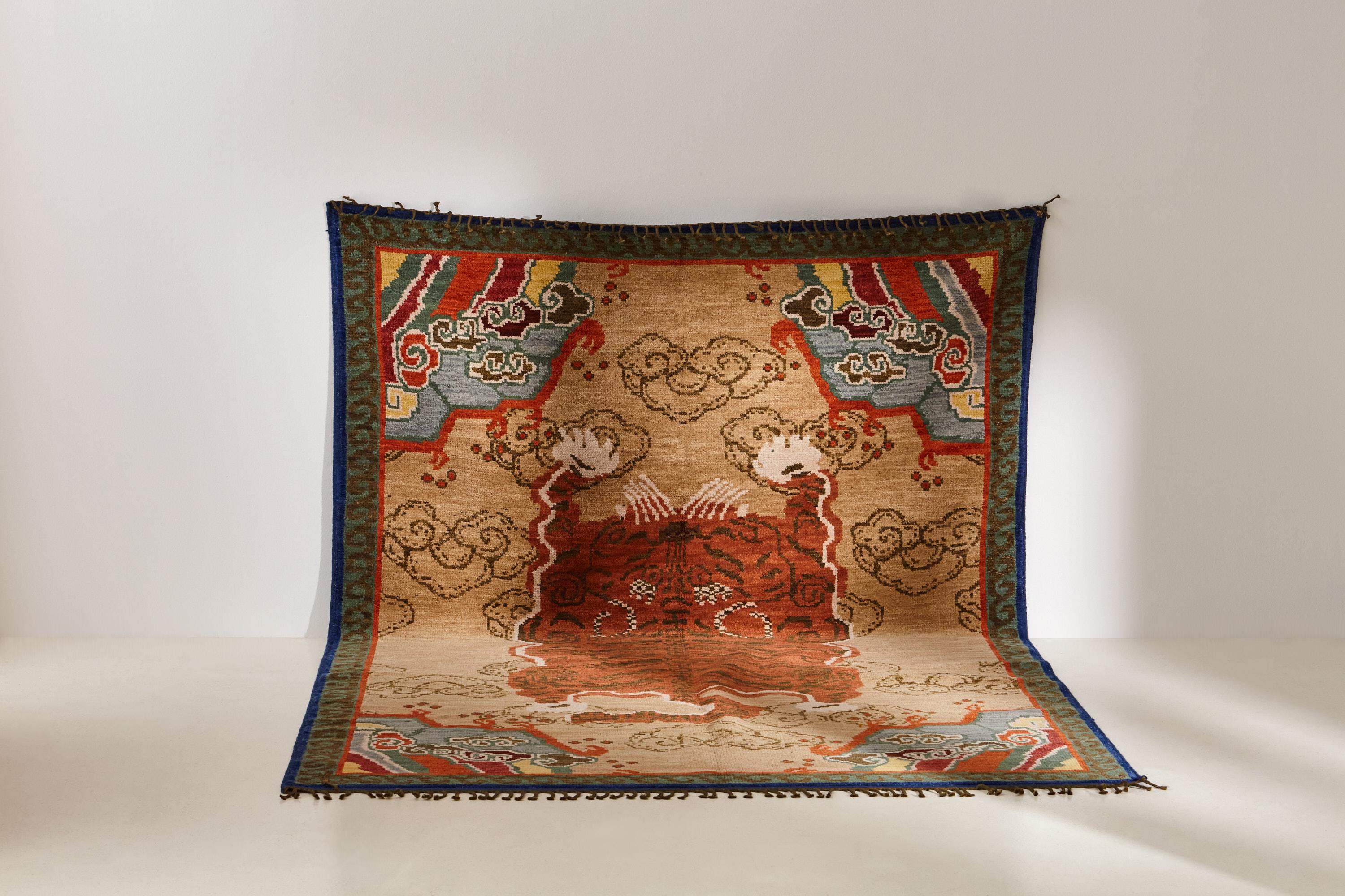 Le tapis Tiger est un véritable chef-d'œuvre inspiré des motifs traditionnels tibétains. Les tapis tigrés traditionnels tibétains nous ont séduits par leur équilibre entre délicatesse et audace.

Fabriqué à partir de la laine Ghazni de haute
