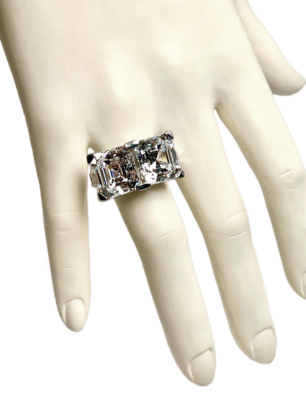 
Due splendidi diamanti artificiali, tagliati in stile Asscher e incastonati con baguette, stile Art Deco  Brillanti pietre equivalenti di colore D tagliate a mano e incastonate in argento sterling platinato, fatte a mano e dall'aspetto molto
