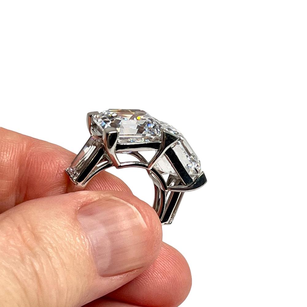 Art Déco L'anello d'amore Toi et Moi in bigiotteria con diamanti taglio Asscher da 15 carati ciascuno in vendita