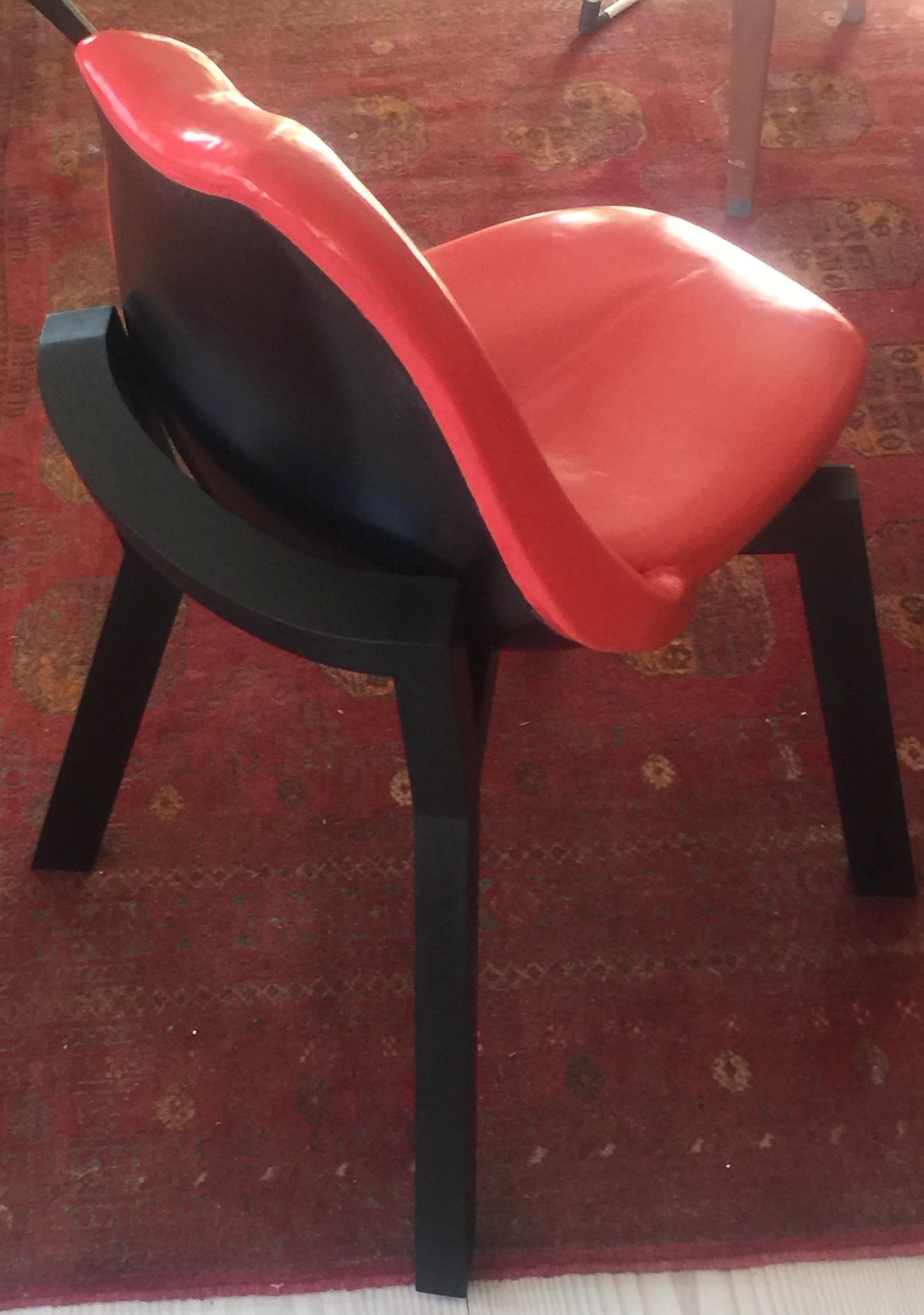 La chaise Tongue and lip fabriquée à la main au Danemark 2021 par l'architecte danois Mogens Toft.
La chaise se compose d'un siège/dossier qui est une coque en fibre de verre recouverte d'une mousse de polyuréthane fraisée en 3D qui donne un siège