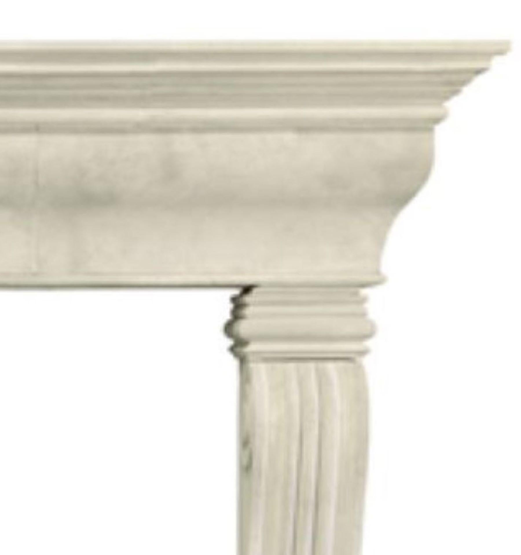 Néoclassique La Toscane : une cheminée en pierre sculptée d'inspiration italienne en vente