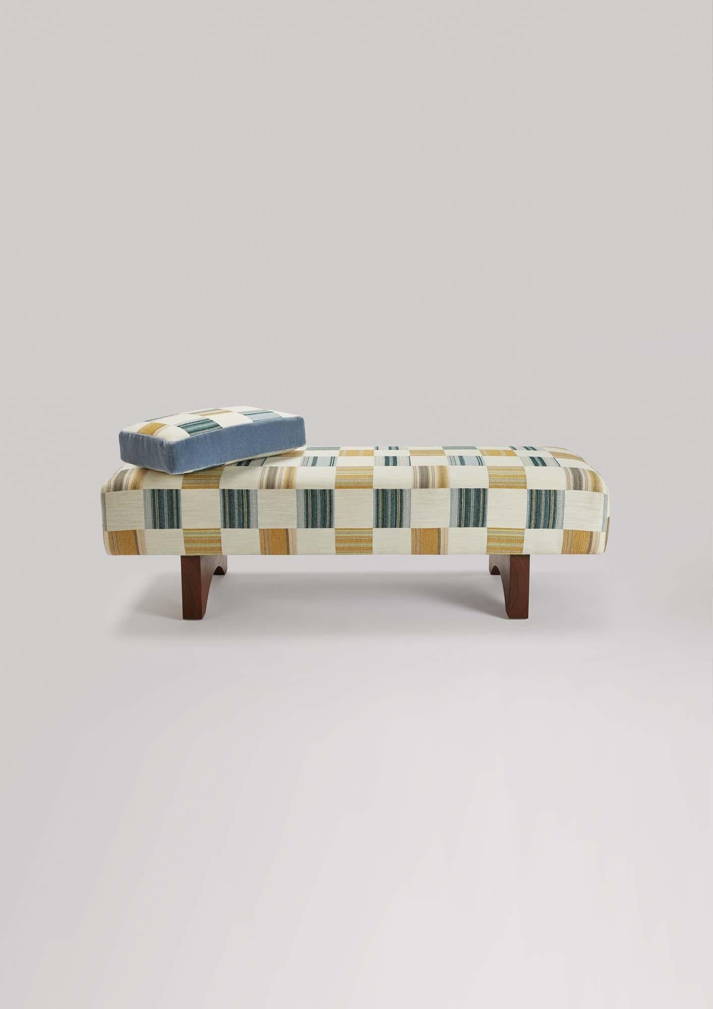La Toucan è tanto comoda e versatile quanto divertente. Il robusto piano imbottito poggia su due robusti piedini in legno in stile plinto, ispirati alle forme moderniste e alla forma unica del becco di un uccello tucano. Ideale per i piedi del letto