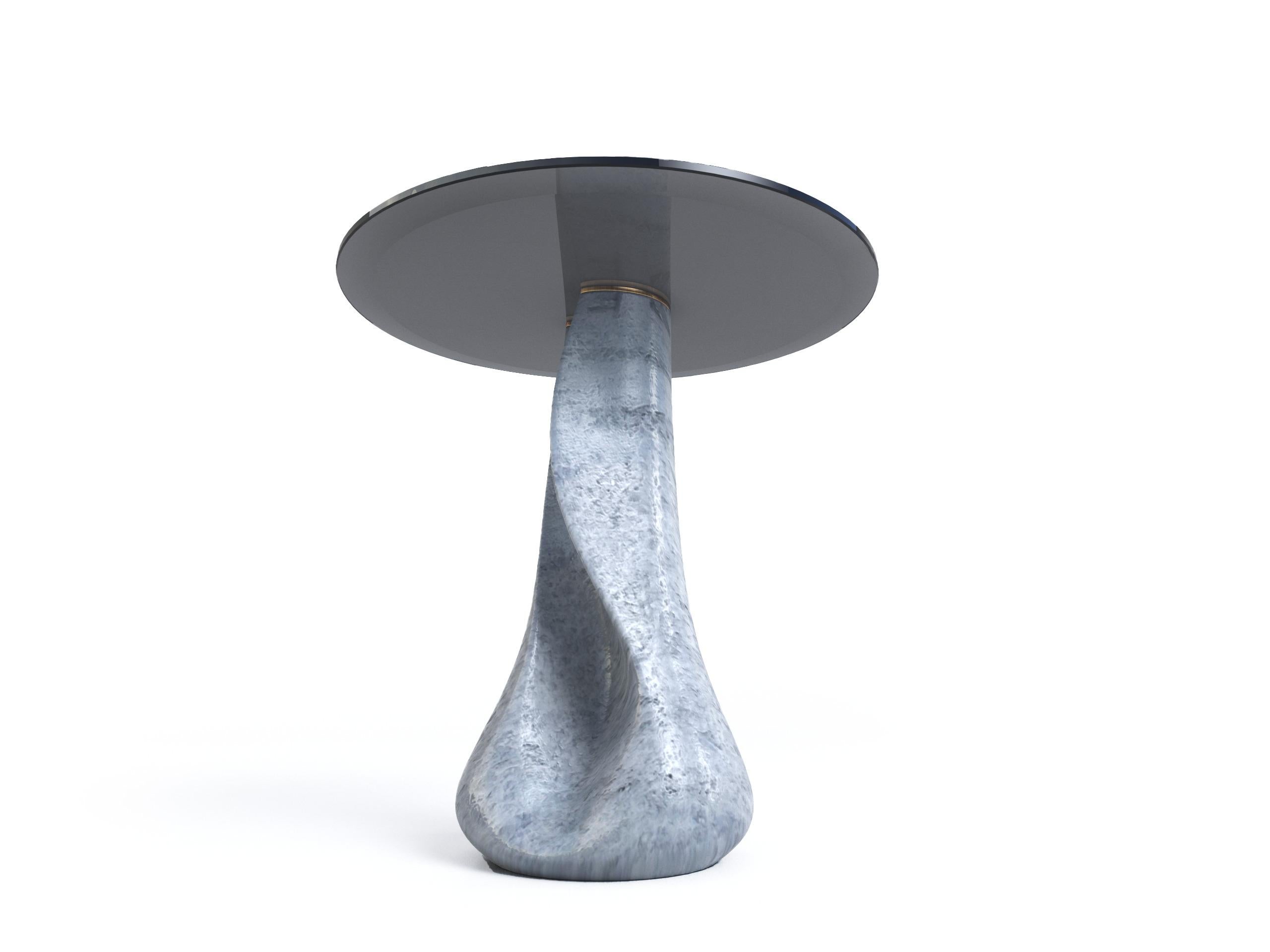 Tavolino artigianale in quarzite blu Cristalita di Grzegorz Majka The Touch III
Un pezzo unico.
Dimensioni: P 55 x L 55 x H 55 cm.
Materiali: Base in quarzite Cristalita Blue, piano in vetro temperato fumé ed elemento in ottone massiccio con