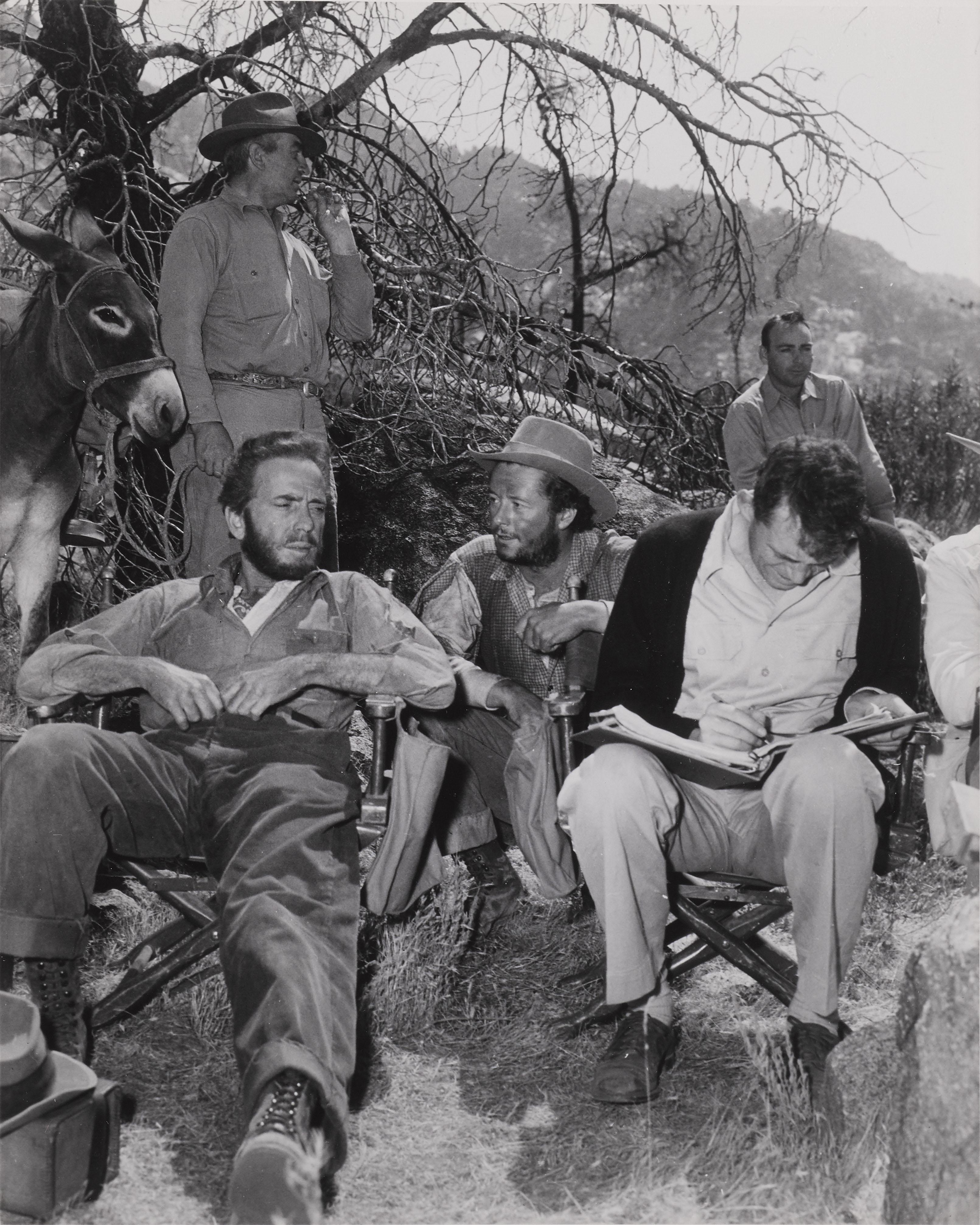 Originales fotografisches Standbild für den Abenteuerfilm Der Schatz der Sierra Madre von 1948.
In diesem Film spielten Humphrey Bogart und Walter Huston die Hauptrollen, Regie führte John Huston. Das Werk ist mit UV-Plexiglas in einem