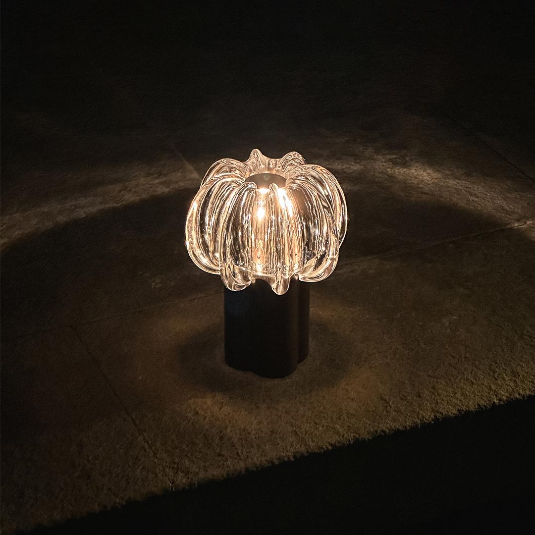 l'arbre de lumière, lampe led portable, célèbre la beauté et le symbolisme de la présence durable de la nature. inspirée par l'allure majestueuse des arbres, cette lampe exquise présente un écho de lumières envoûtant. c'est une expression moderne de