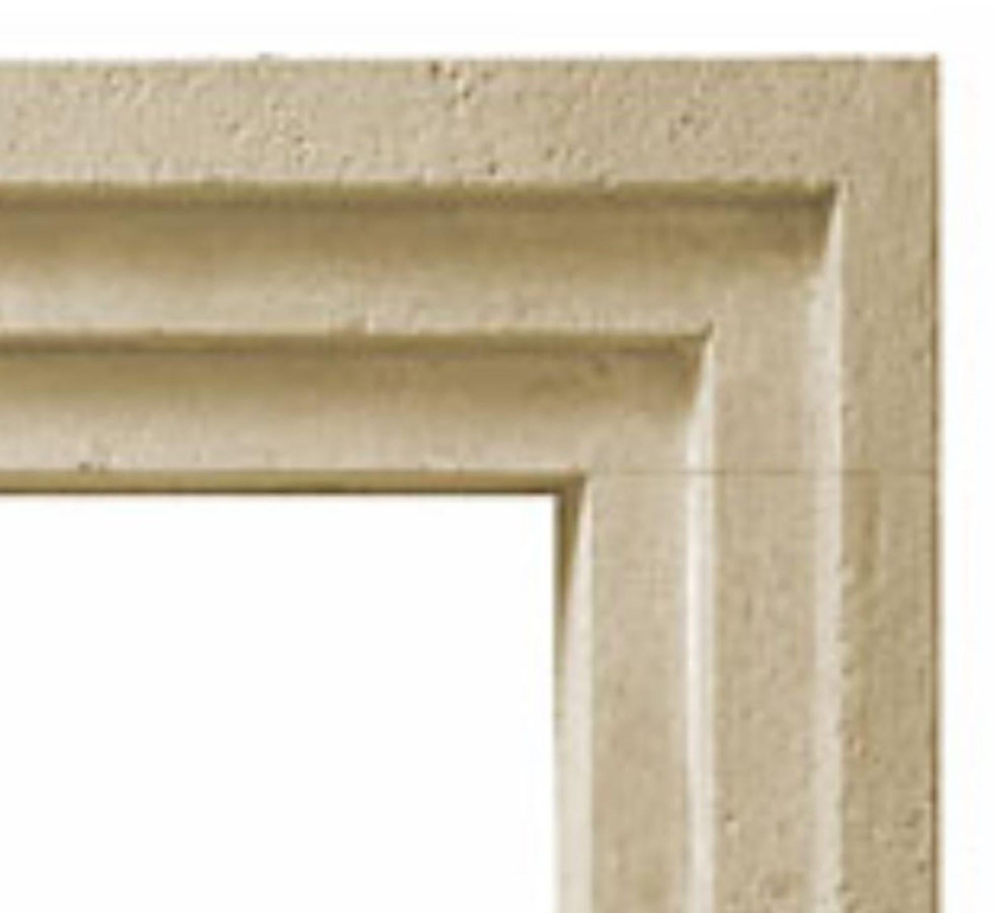 Der Tri-Minimalist ist ein moderner Steinkamin mit einem klassischen, abgestuften Art-Déco-Profil. Das Mauerwerk ist dreifach gestuft, daher der Name dieses Kamins.  Jede Stufe ist über die Schenkel und den Sturz gleich breit. Mit seinen einfachen