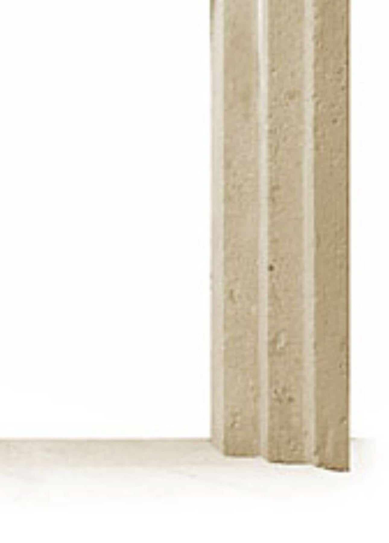 The Tri-Minimalist: Ein moderner Steinkamin mit einem klassischen Stufenprofil (Moderne) im Angebot