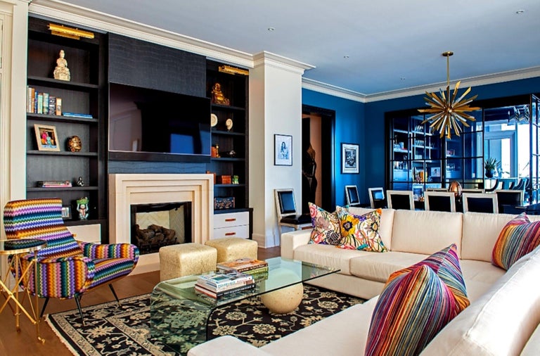 Il Tri-Minimalista: Un caminetto moderno in pietra con un profilo