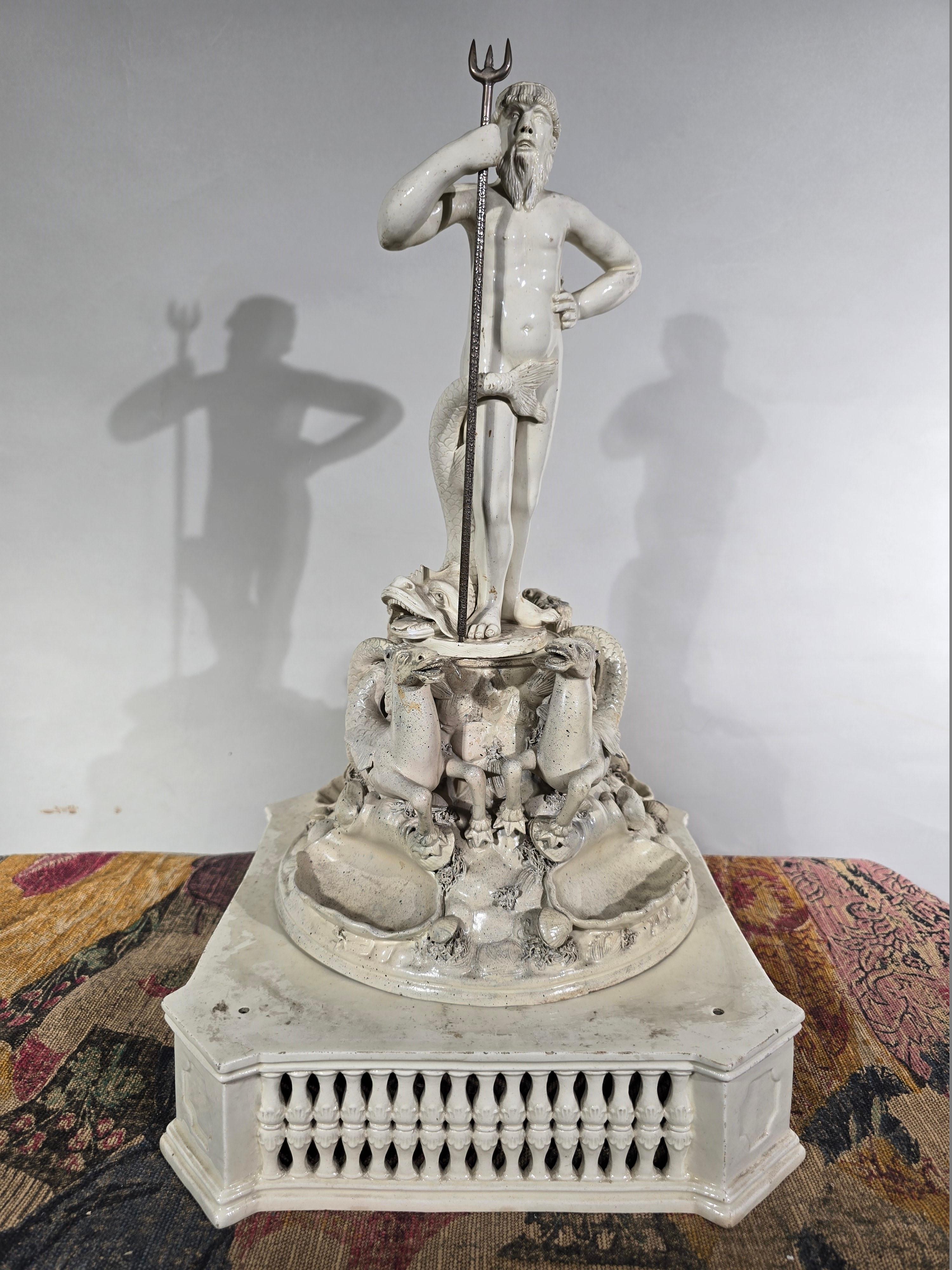 Diese bemerkenswerte Statue des Triumphs des Neptun, die im späten 19. Jahrhundert aus italienischer Keramik gefertigt wurde, stellt die Größe und Macht des Meeresgottes dar. In dieser Darstellung steht Neptun aufrecht und hält seinen Dreizack fest
