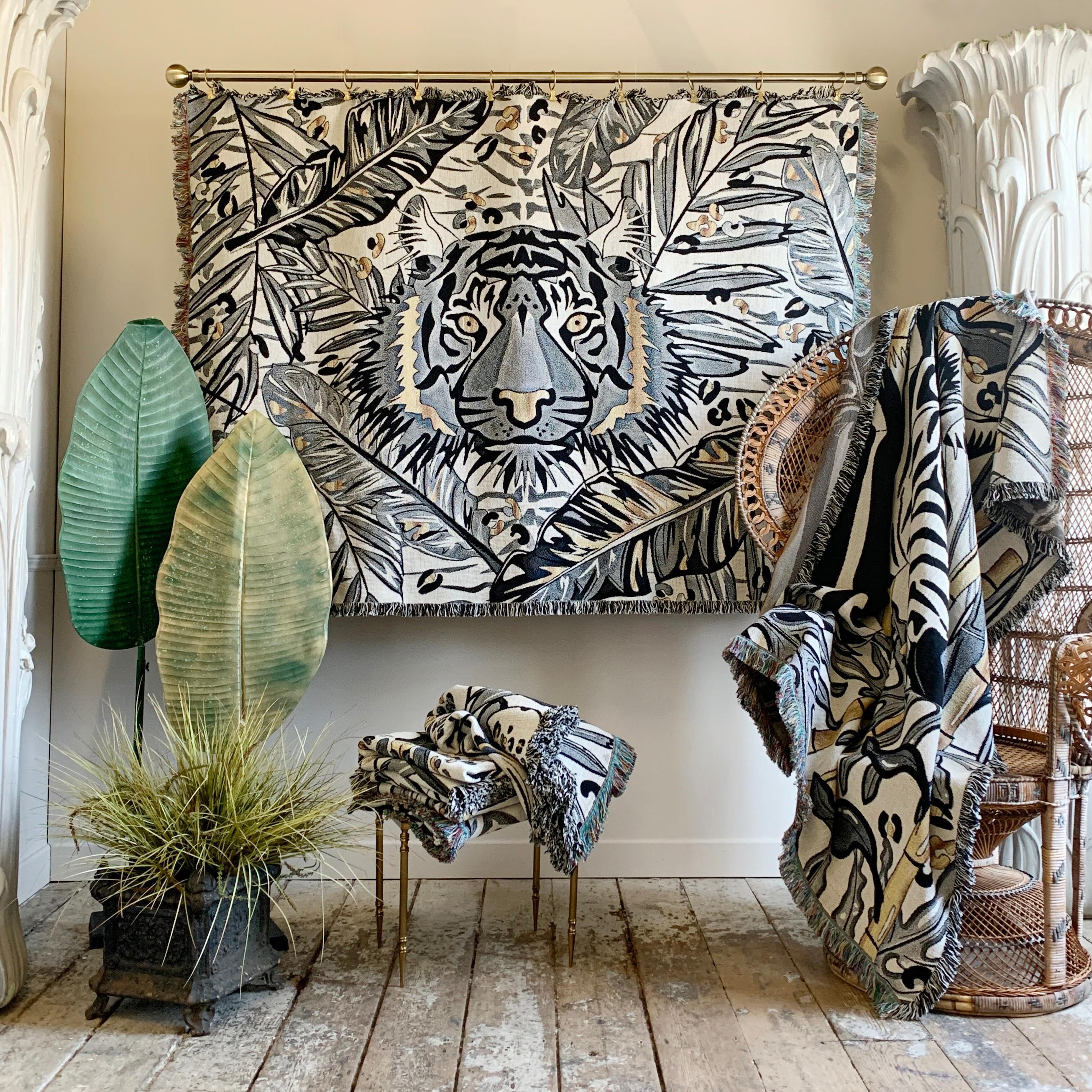 Jeton en coton recyclé tissé 'Tiger' de The Tropics Collection 

En tant que jeté, couverture, drapé ou accroché au mur, ce luxueux jeté tissé polyvalent créera une déclaration audacieuse dans n'importe quel intérieur.

Beau et Naturel, notre