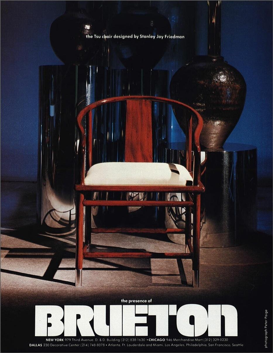 Edles Design trifft auf höchste Qualität. Diese luxuriösen Brueton-Stühle wurden von Stanley Jay Friedman entworfen. Er ist bekannt für seine klaren, barrierefreien und modernen Designs. Mit einem Auge für Spitzentechnologien hat Friedmans