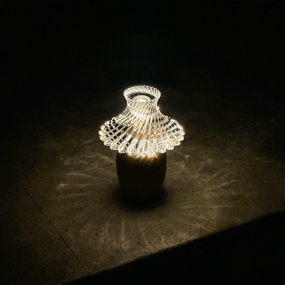 la lampe led portable twilight capture l'allure mystique du crépuscule, où le jour rencontre la nuit dans un spectacle à couper le souffle. avec sa forme élégante et sa lueur led apaisante, cette lampe portable apporte une touche d'enchantement à