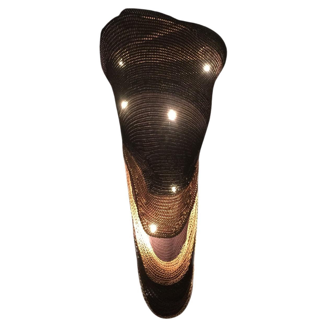 Die exklusiven handgefertigten Lichtskulpturen von Studio Lloyd werden auf Bestellung hergestellt. Die organischen Formen werden mit Hilfe einer mathematischen Formel erstellt, die es schwer macht, die Designs zu kopieren. Jedes Lichtskulptur-Design