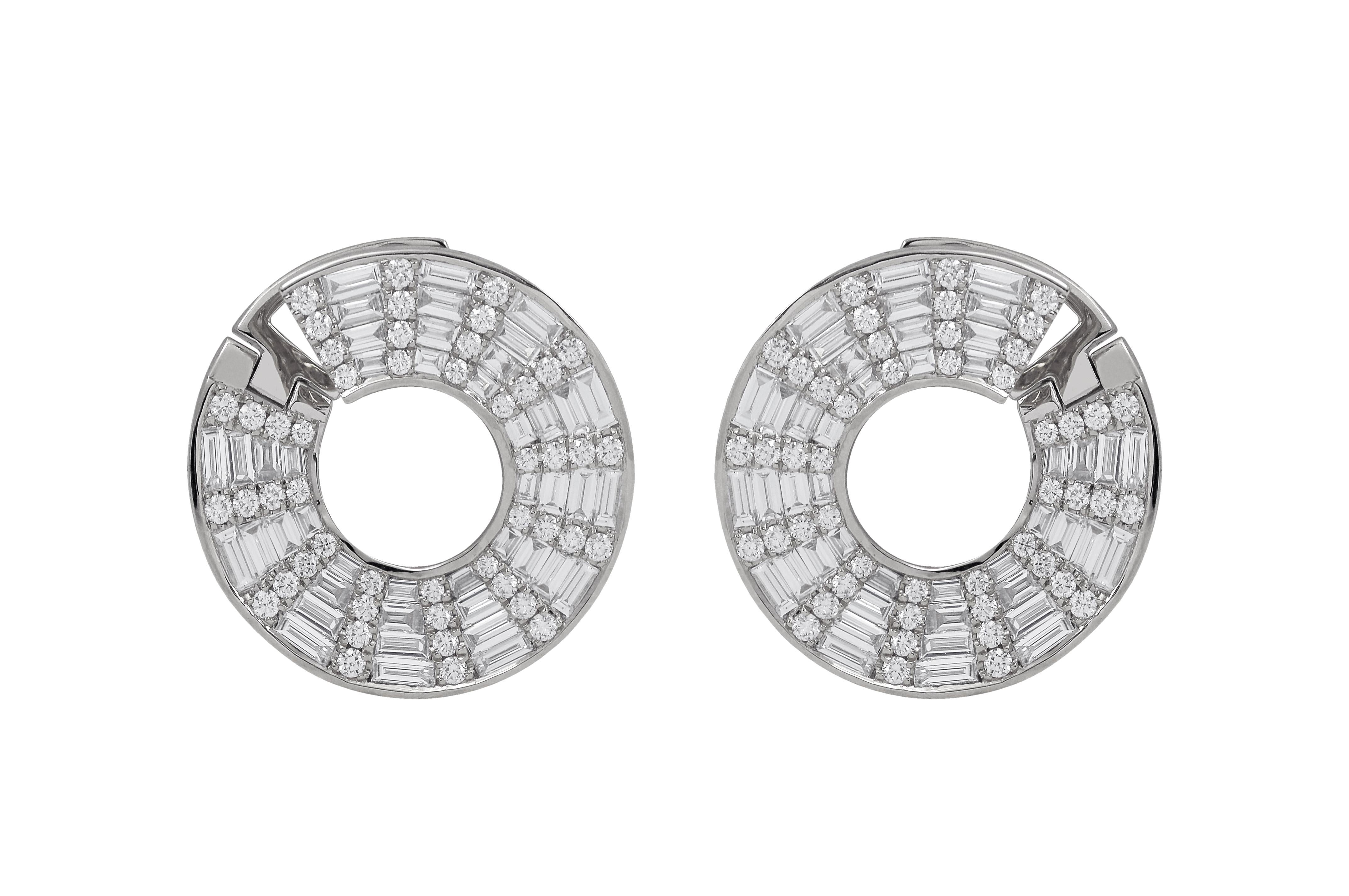 The Twist 2.0 Disc Diamond Earrings 18K White Gold

Width: 2.0 cm
Length: 2.0 cm

Welcome to TWIST Reflection, where the artistry of abstract artists' works such as Kandinsky and Hilma Af Klint converges with visionary design. The collection