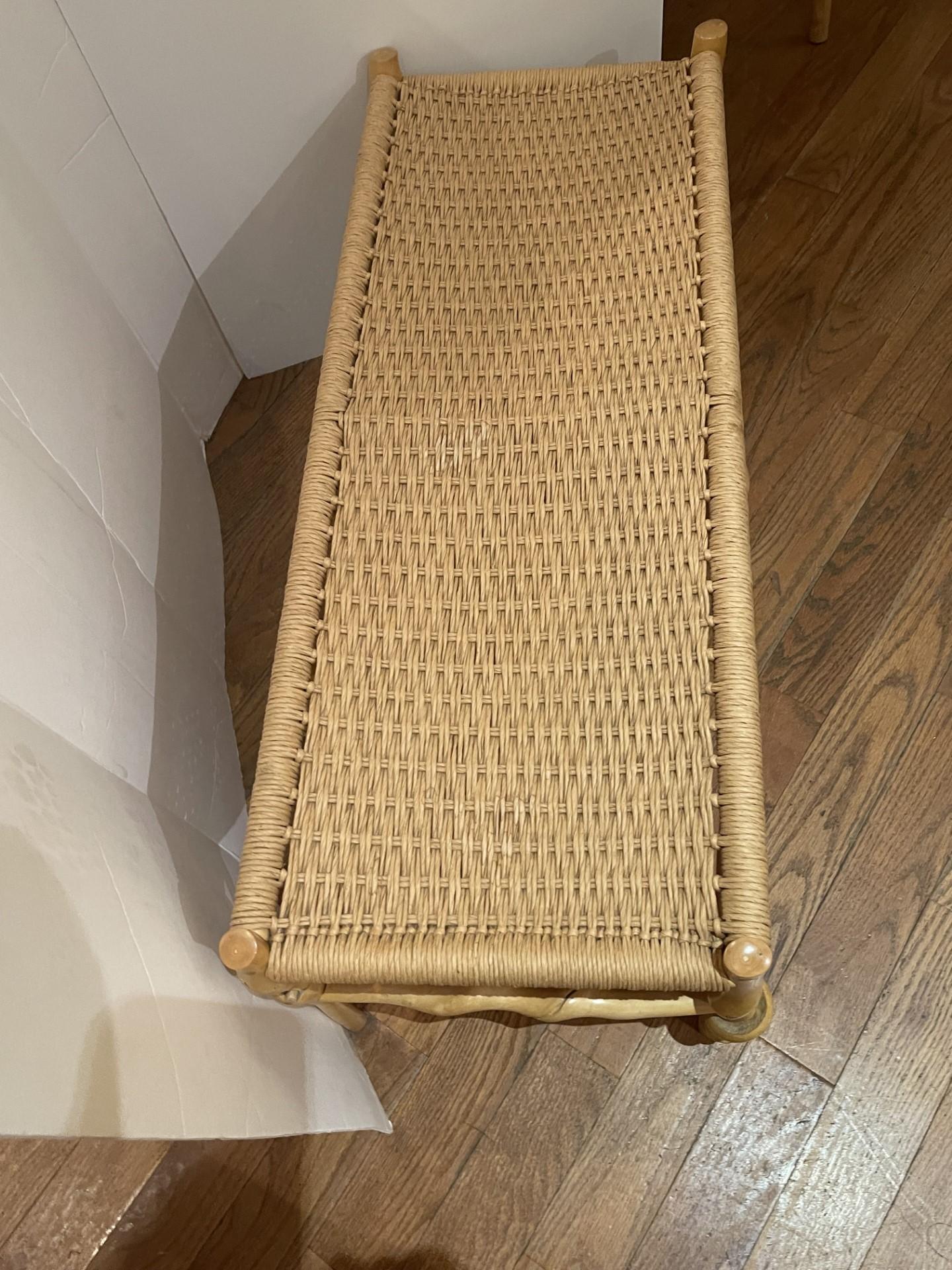 Américain Le banc à assise torsadé en bois et jonc, par Studio  Artiste David Ebner en vente