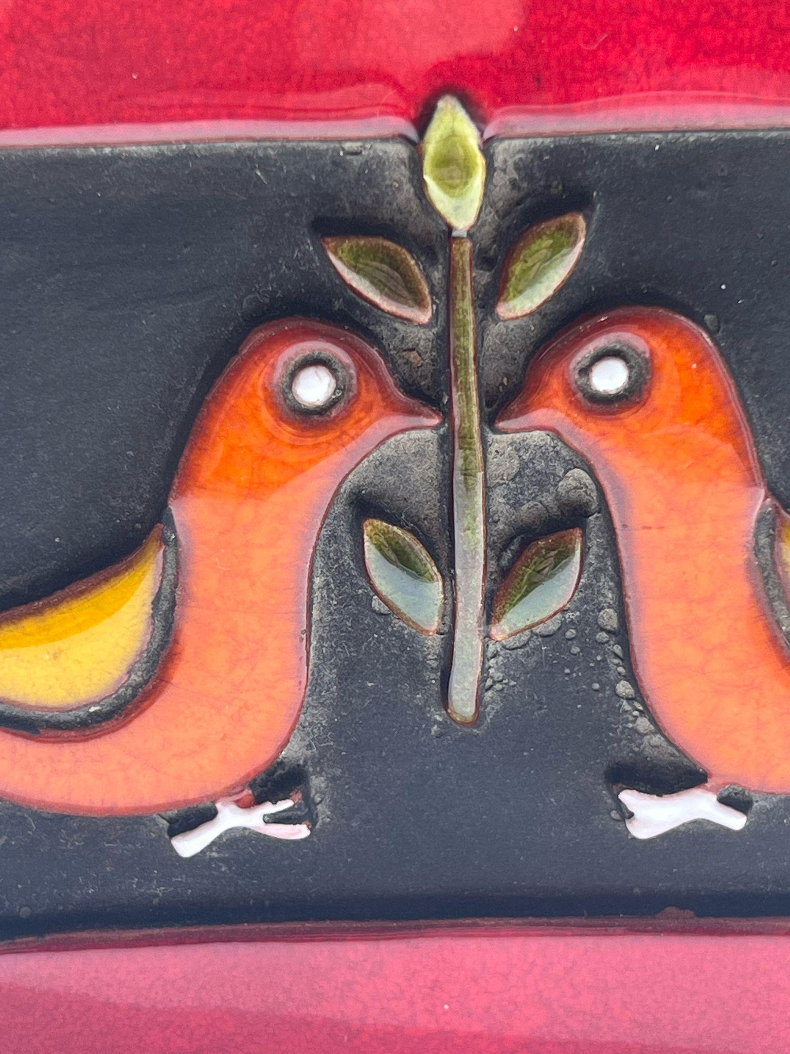 Resplandor en un rincón

Esta caja de madera está rematada por una tapa de loza estampada y decorada con esmaltes polícromos de color naranja y escarlata. Para Mithé Espelt, el objeto es un elemento esencial del tocador. Es a la vez útil y una oda a